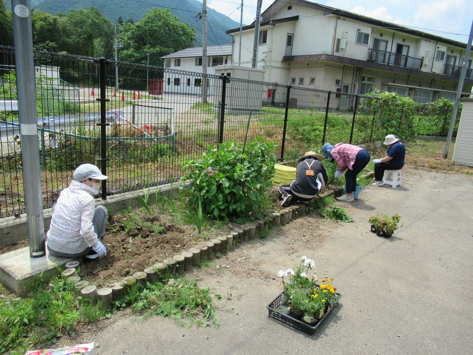 保護者会奉仕活動で園の清掃をしていただきました