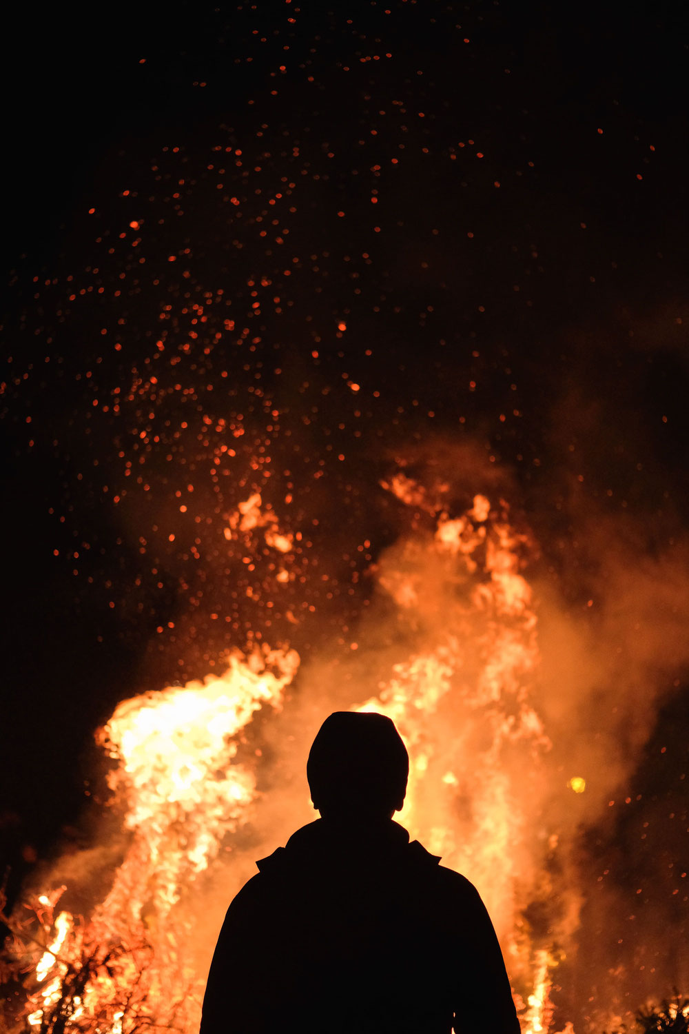 FOLKLORE WALLON-Les grands feux: le Grand Feu de Bouge, le plus célèbre, à quelques kms de la Buissière.