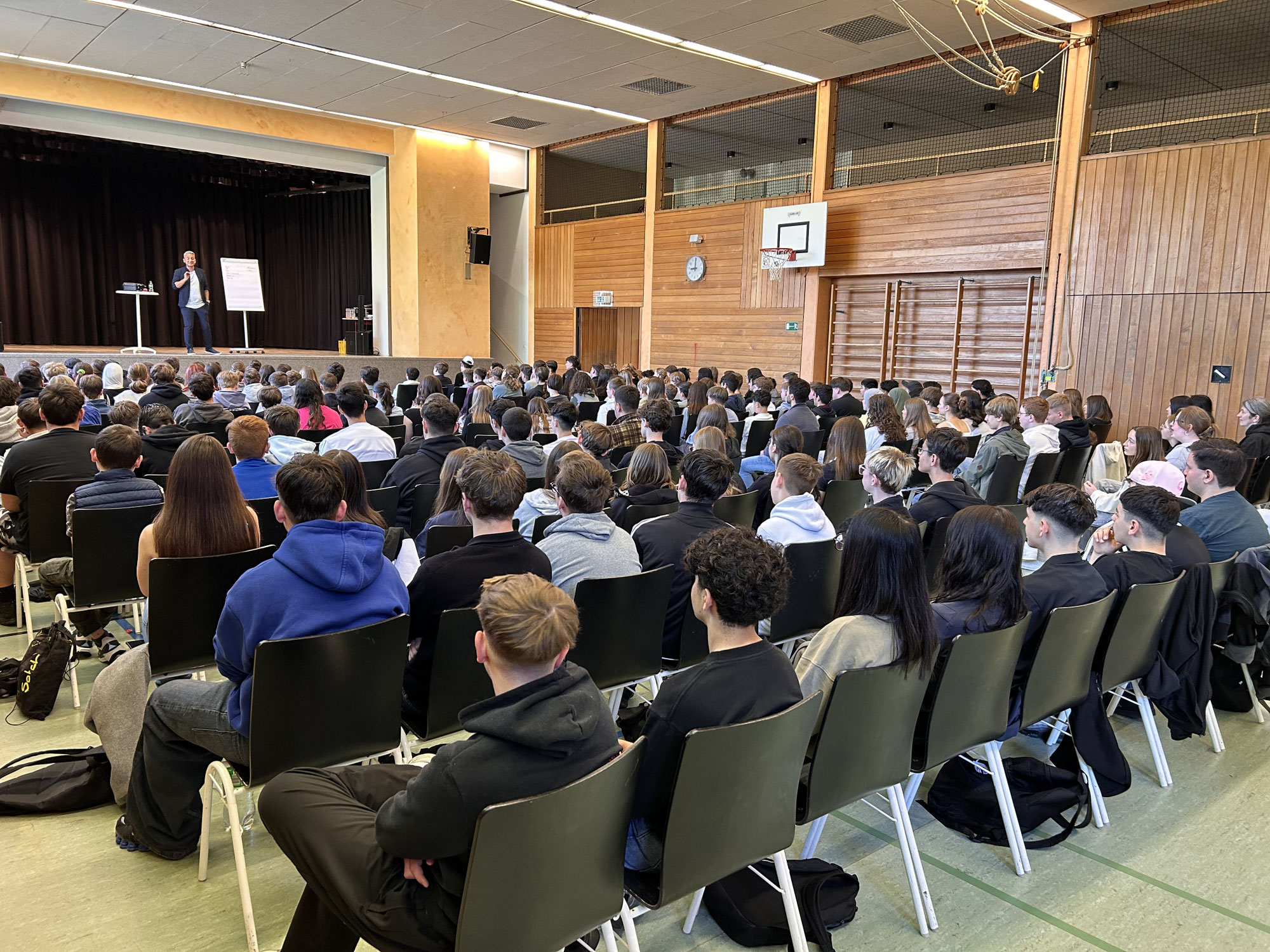 • Motivation zum Mitlachen – Osman Citir an der Erich Kästner Realschule