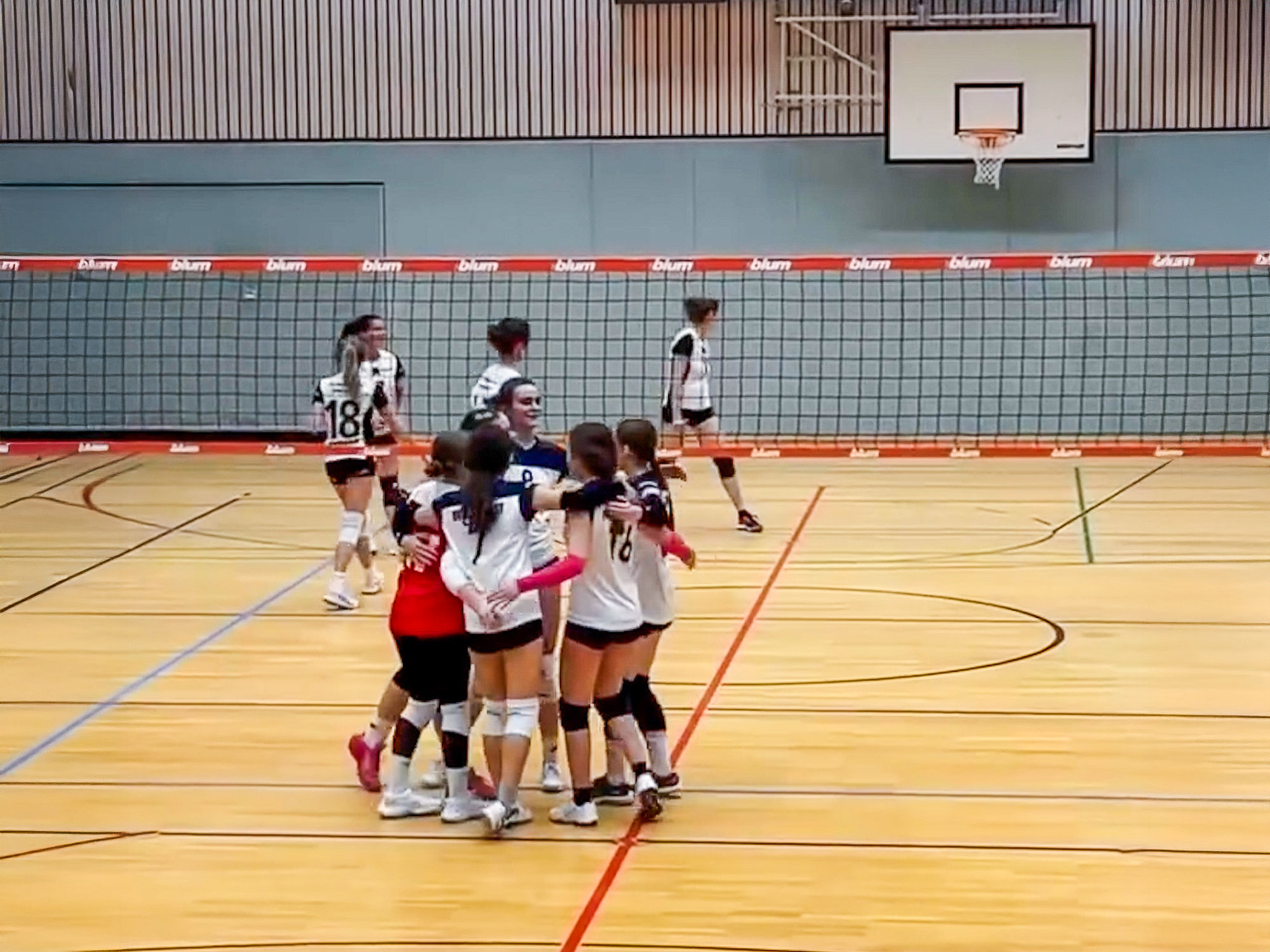 Damen 3 besiegt Tabellenführer und übernimmt Platz 3!