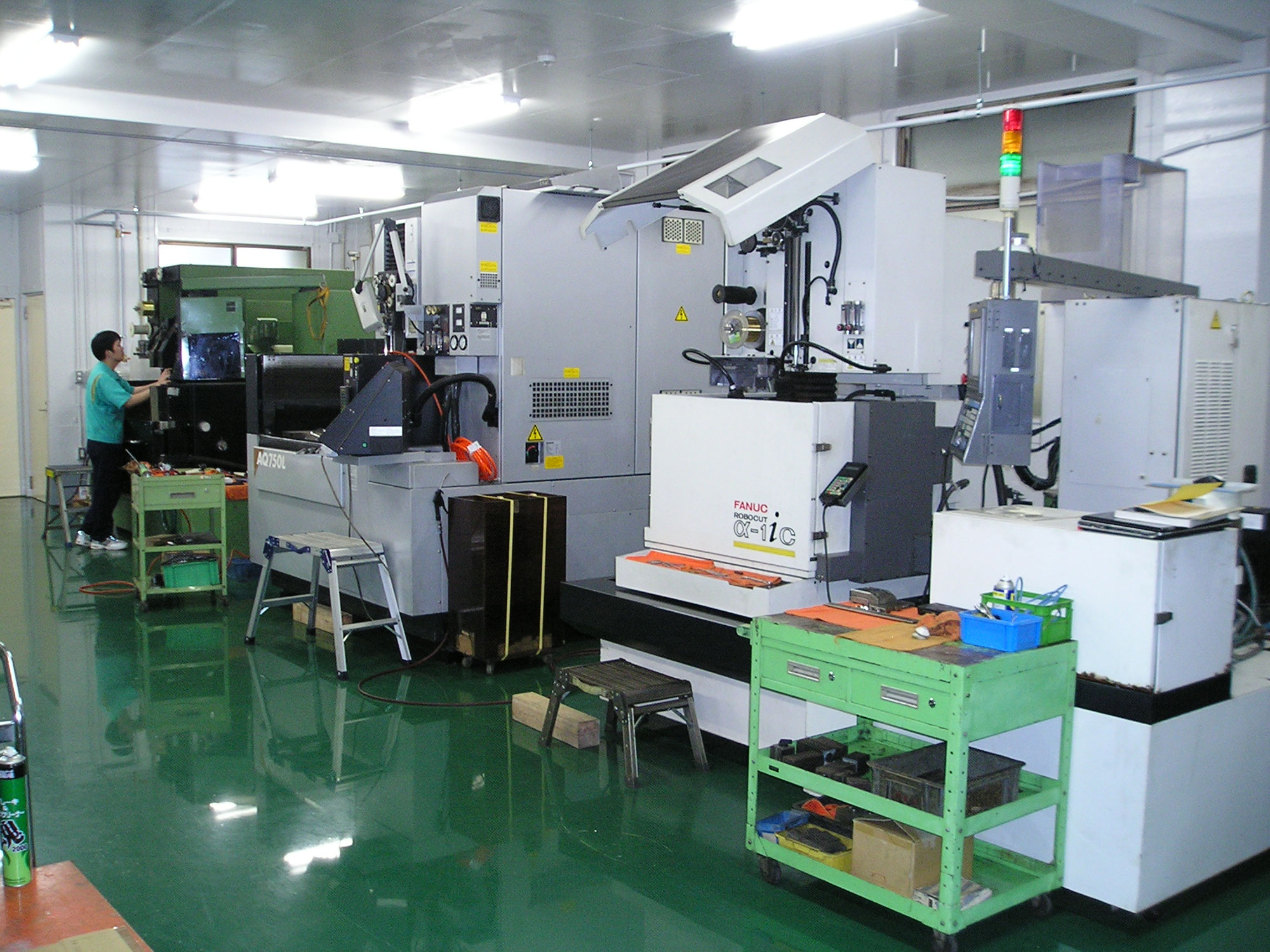 ワイヤーカット11台設備 - ワイヤーカットの放電加工センター