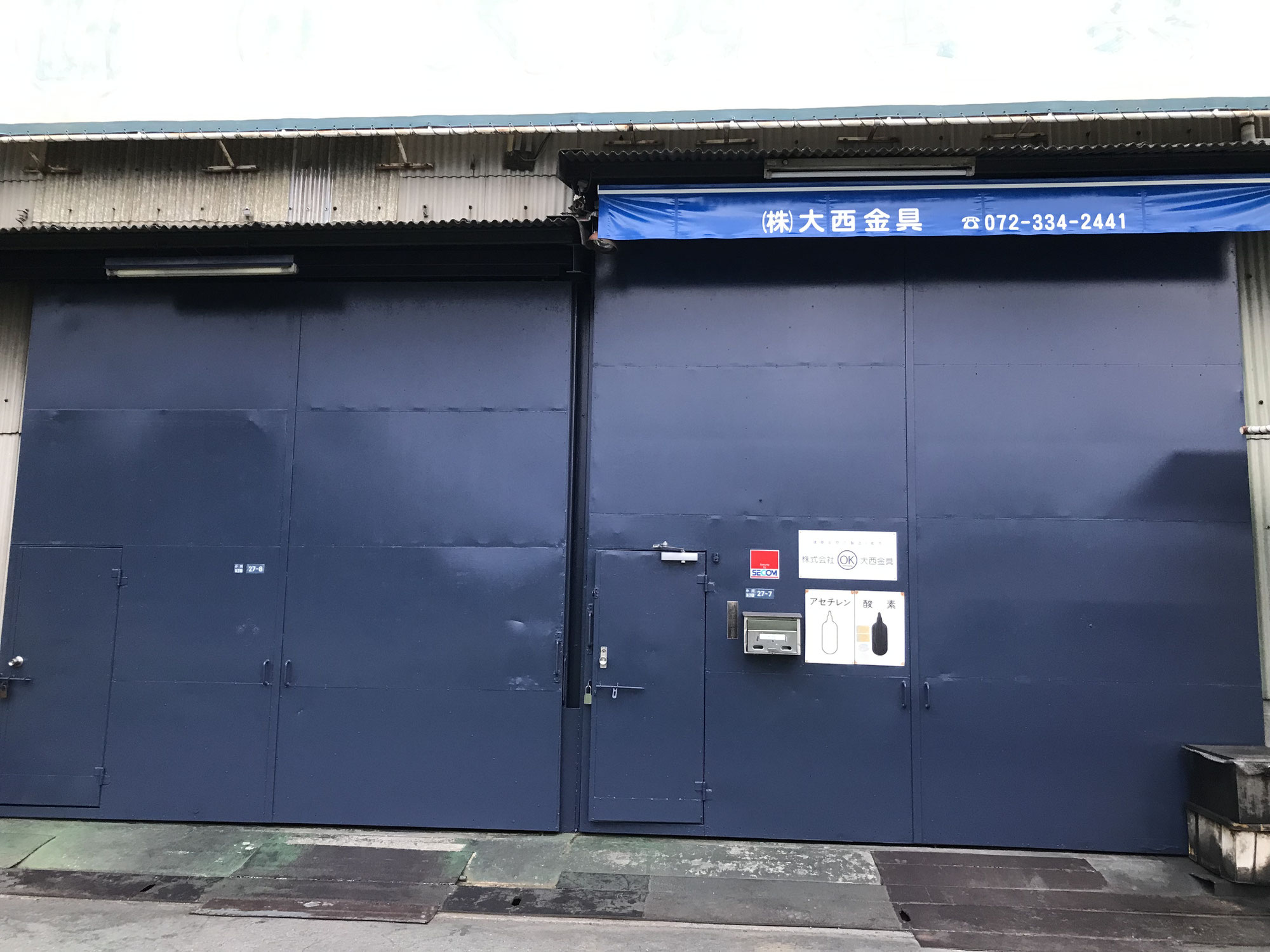 工場の扉塗装
