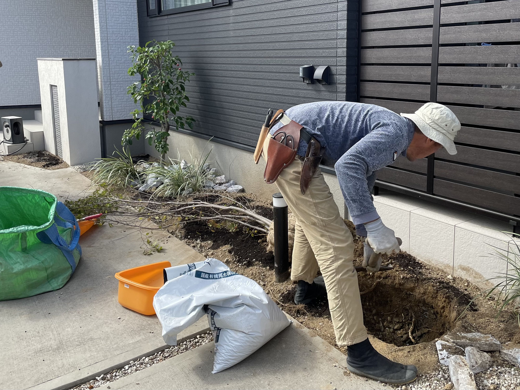 豊川市にて玄関周りの植栽工事
