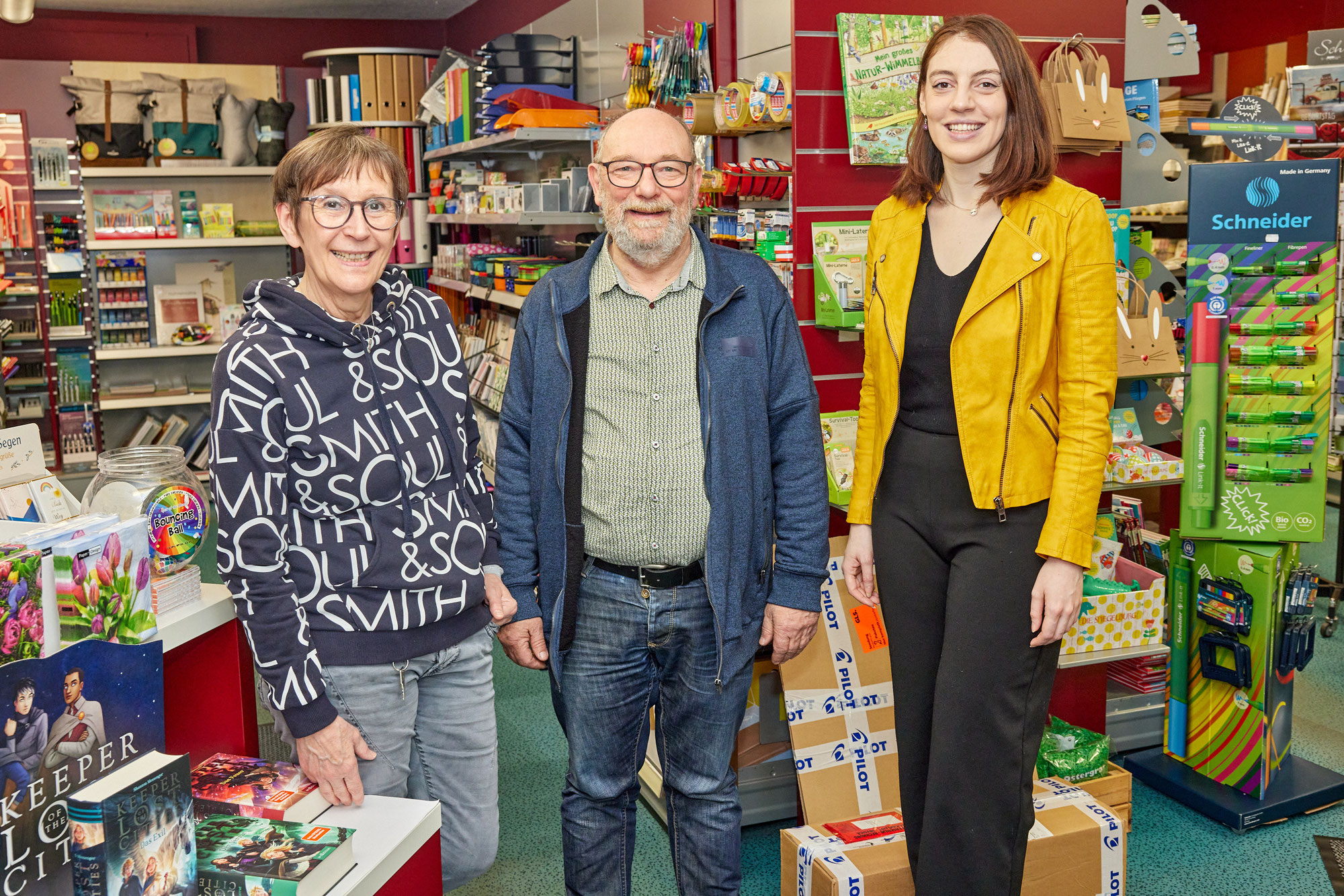 Laura Schulz besucht Schreibwaren Hoffmann