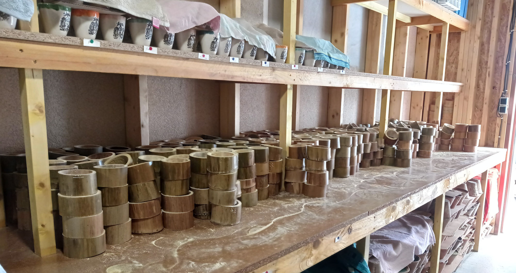 Les bougies-bambou sont en fabrication