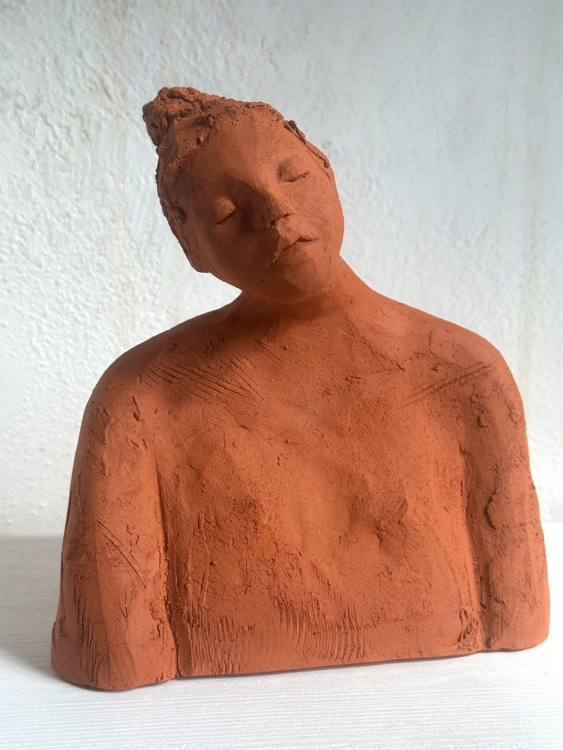 Expressive Figuren aus Ton