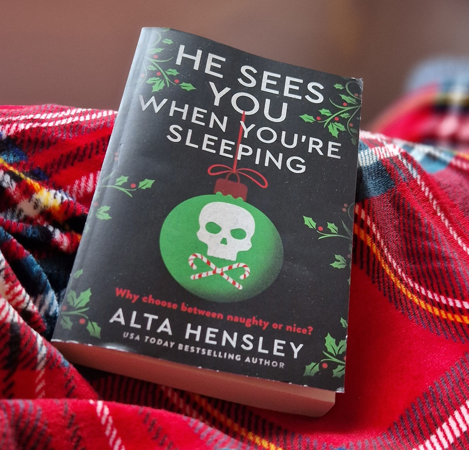 Stalker oder Beschützer? - Rezension zu "He sees you when you're sleeping"