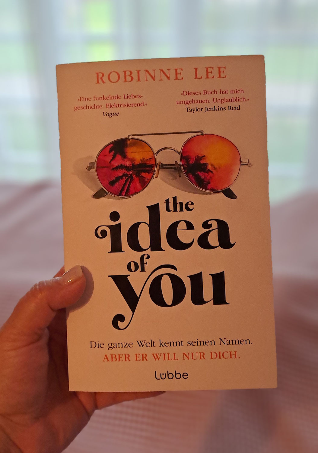 Sollte das Alter nicht egal sein? - Rezension zu "The idea of you"