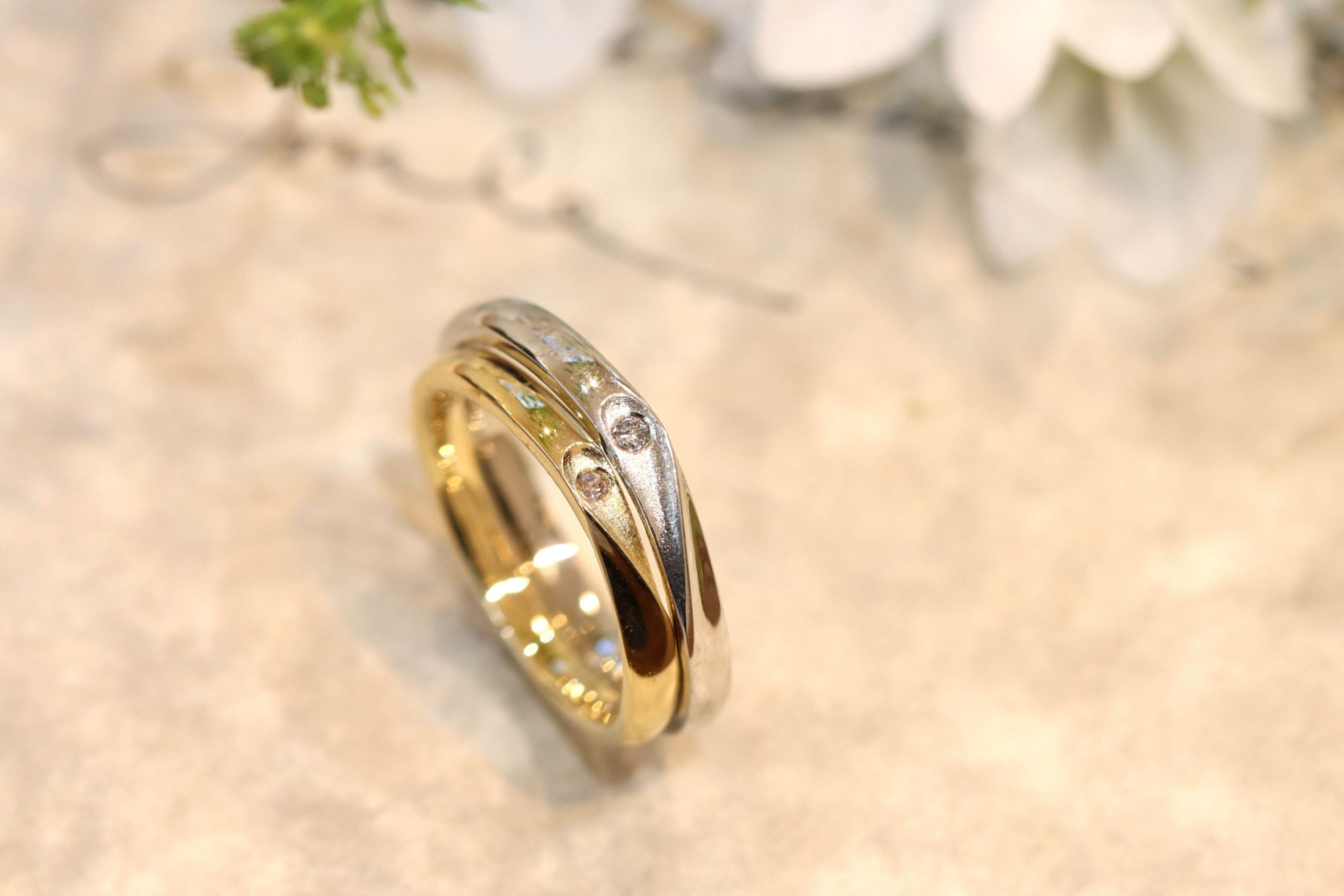 グレーダイヤとピンクダイヤのハートの結婚指輪