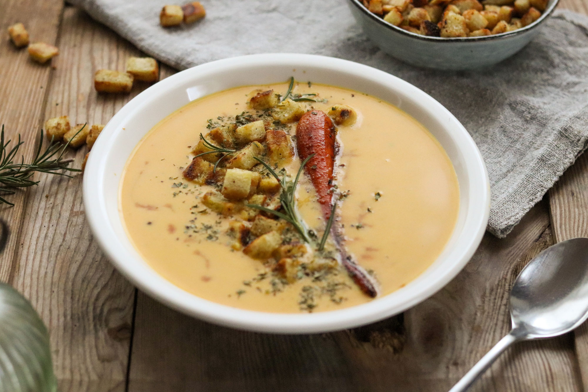 Karottensuppe mit Croutons und karamellisierter Karotte