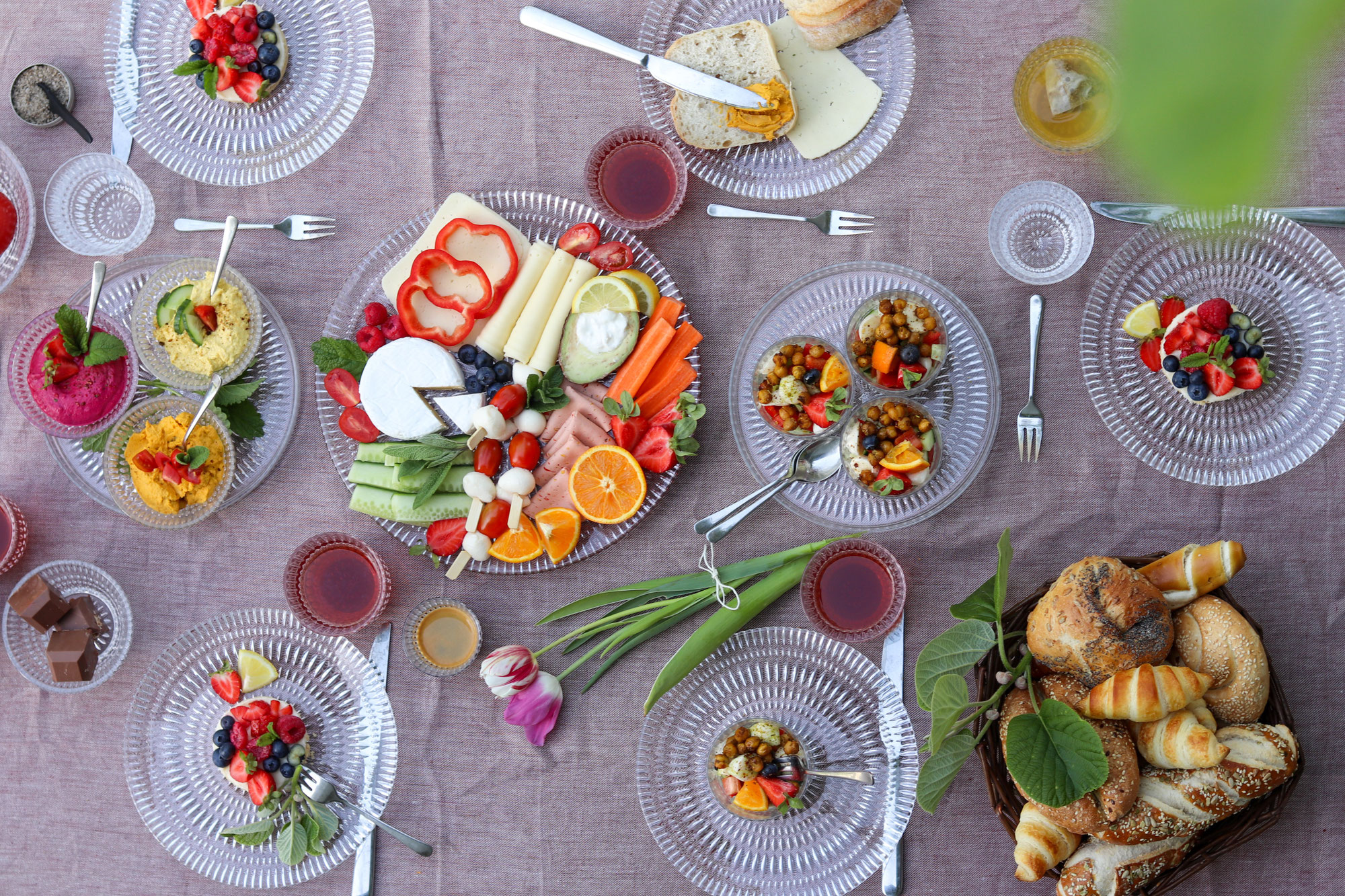 Muttertagsbrunch mit No Bake Törtchen und Guacamole Schichtsalat