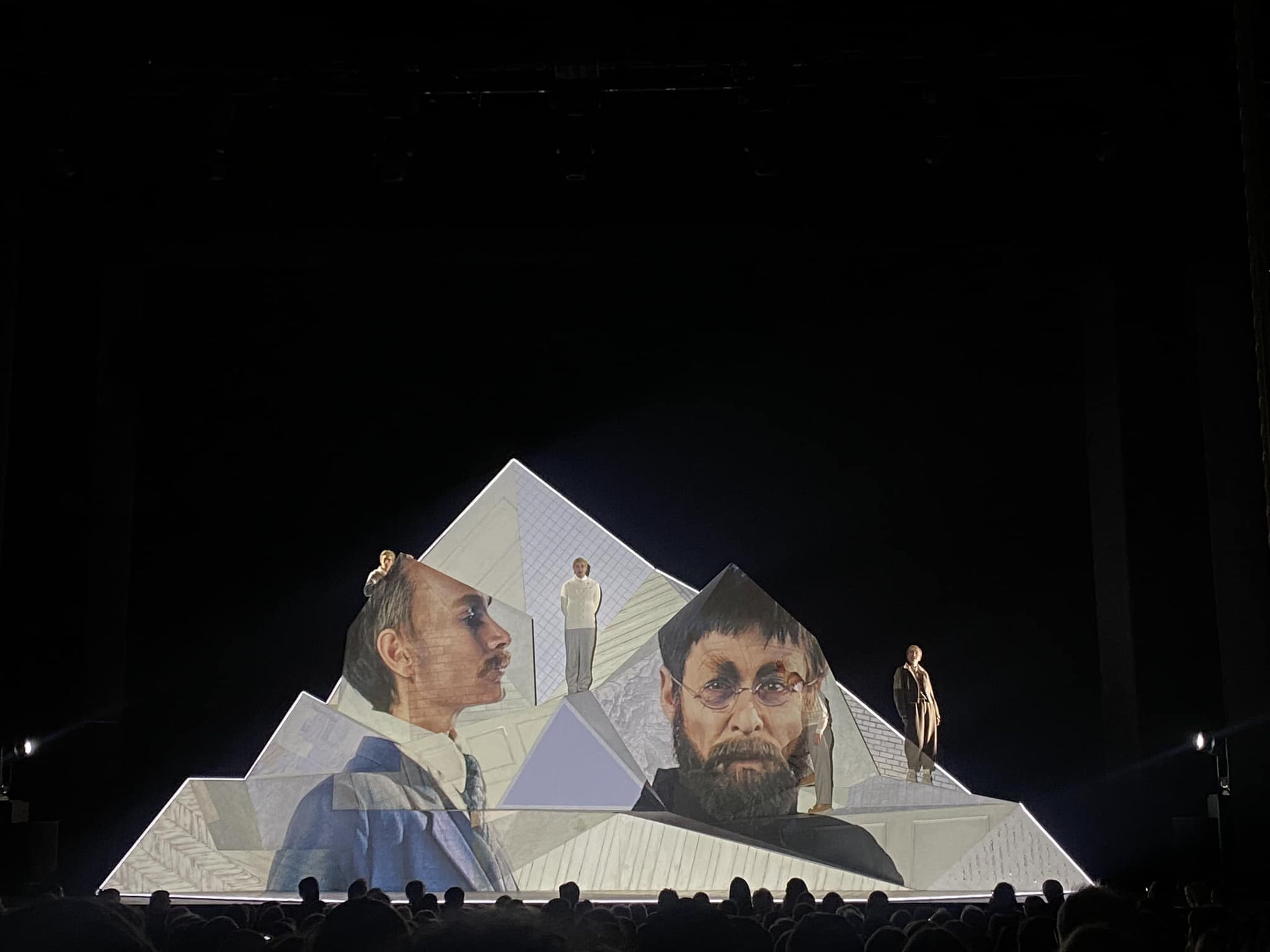 (Digitale) Berge versetzen im Wiener Burgtheater