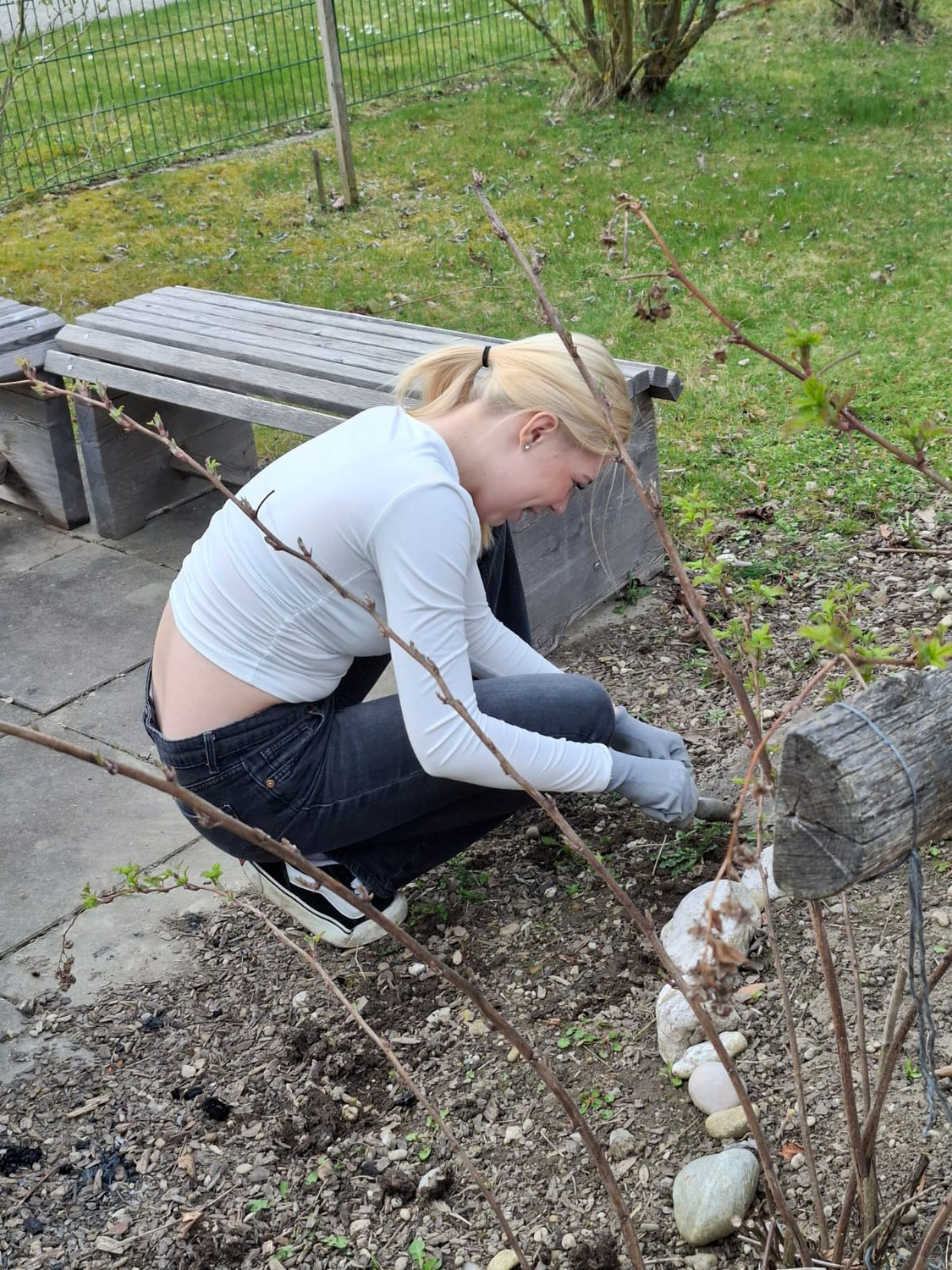 Der Schulgarten wird hergerichtet