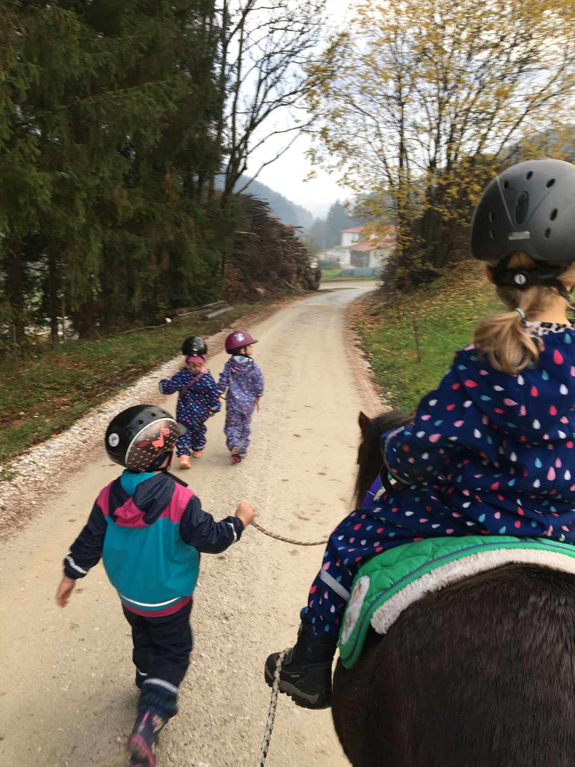 Reiten im Herbst - was soll dein Kind anziehen?