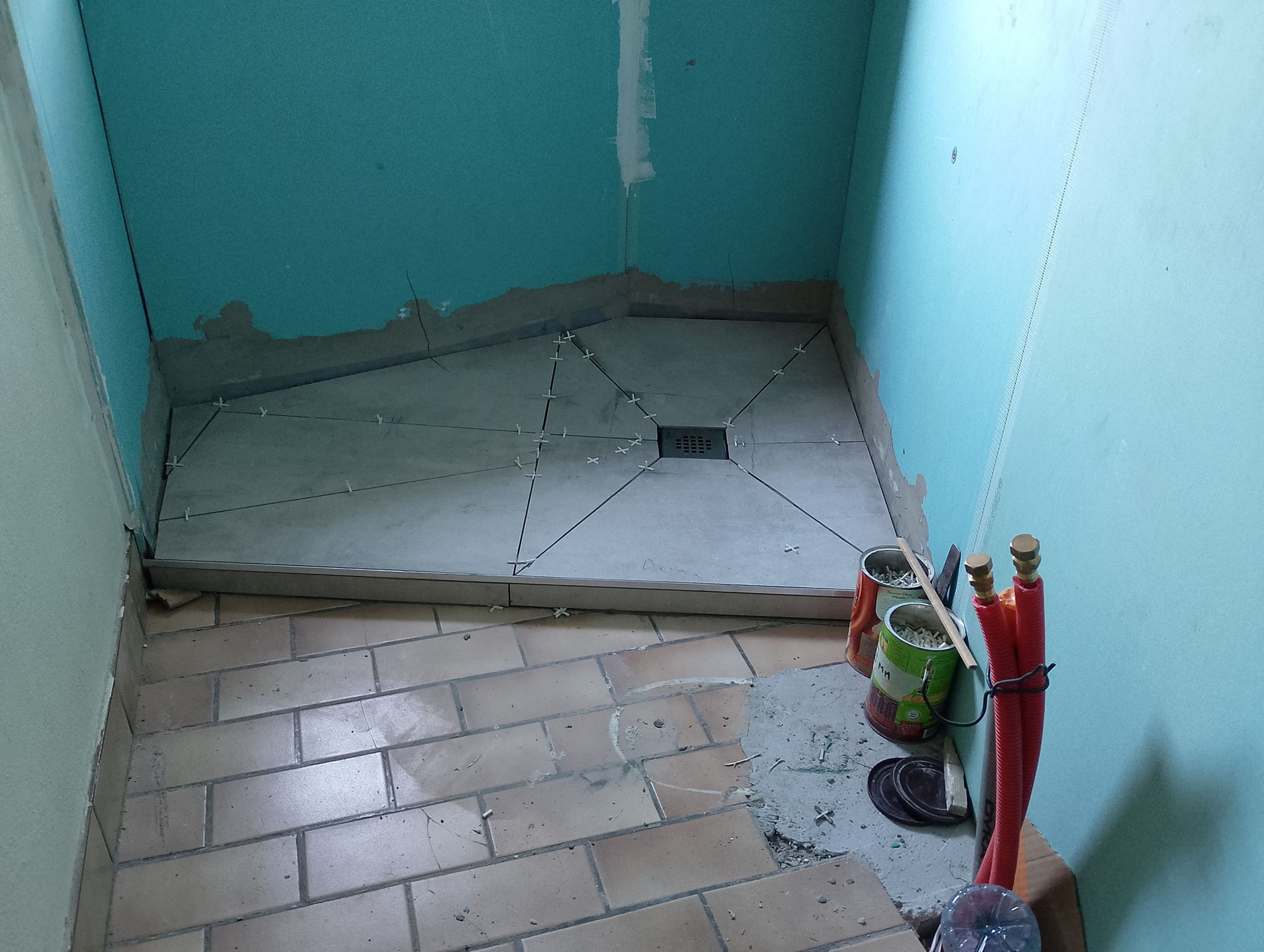 Carrelage du bac douche posé