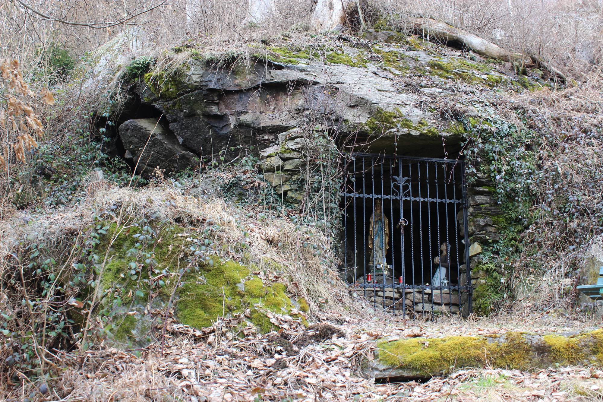 S`Lurgele Heilquelle und Höhle Döbriach