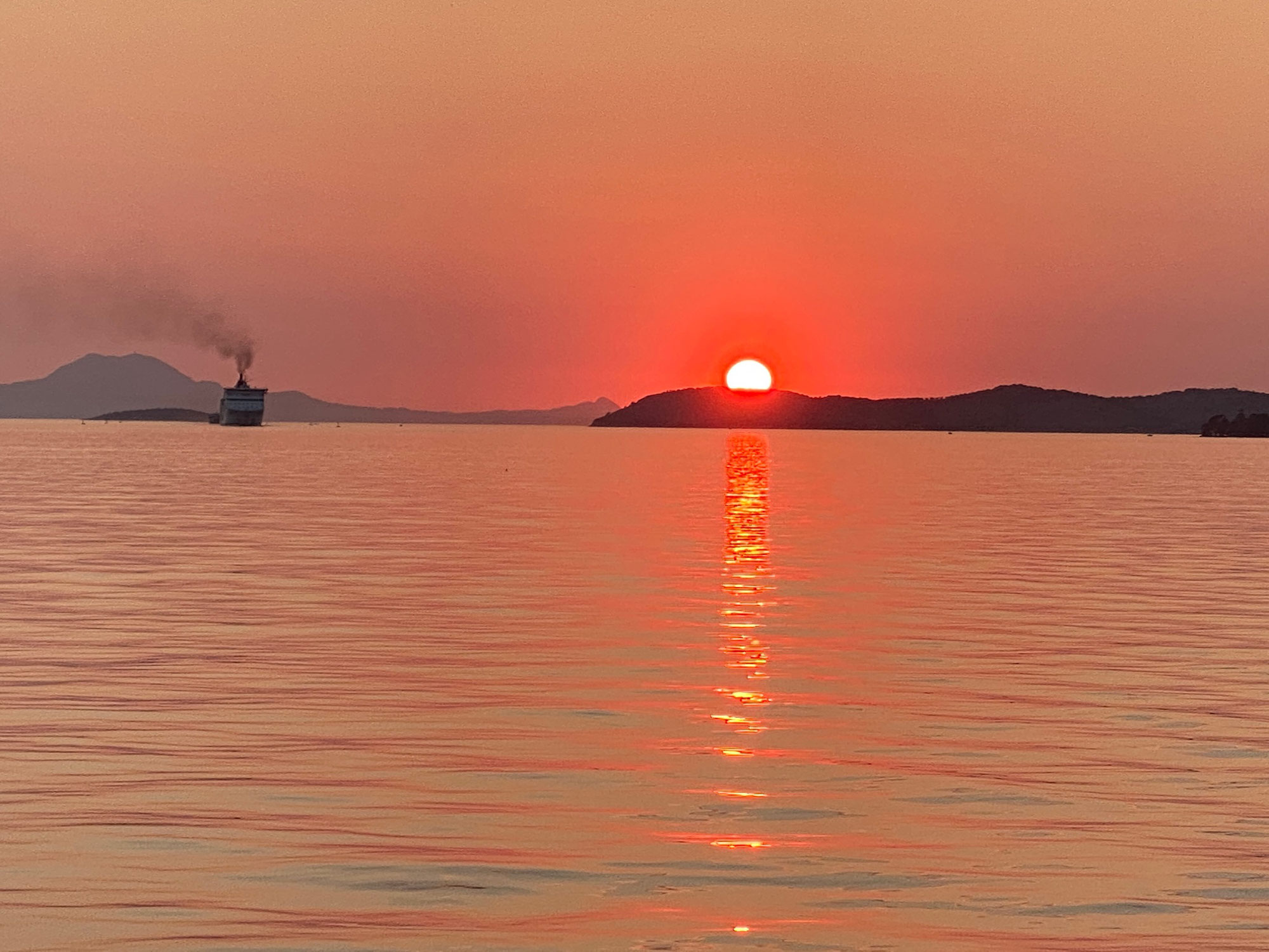 Schön: Sonnenuntergang im Hafen von Igoumenitsa