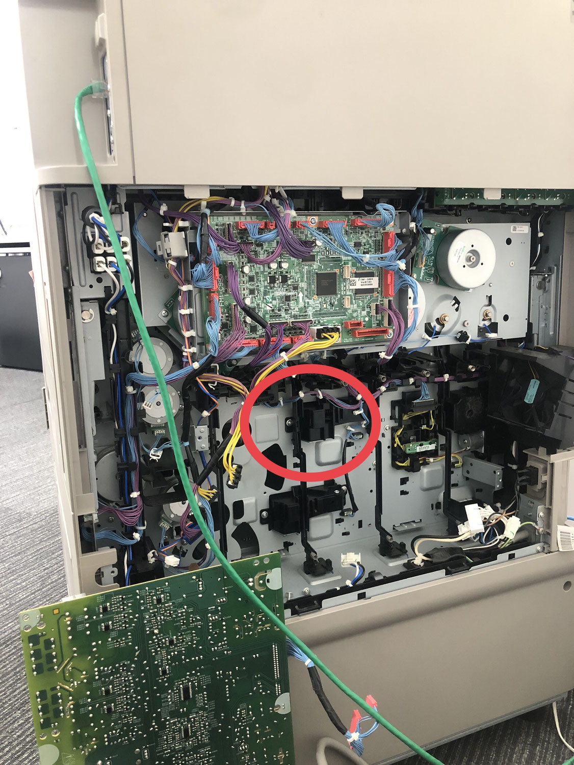 キヤノン コピー機 C3330 で　用紙カセット入らない。