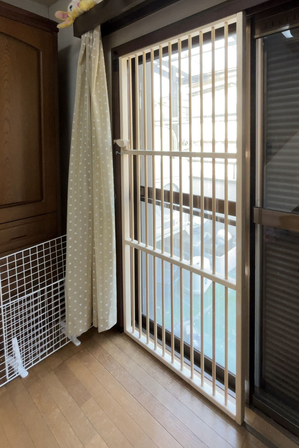 洗濯物の出入りもスムーズに♪ 猫の脱走防止にぴったりなにゃんこフェンス「引き戸タイプ扉」