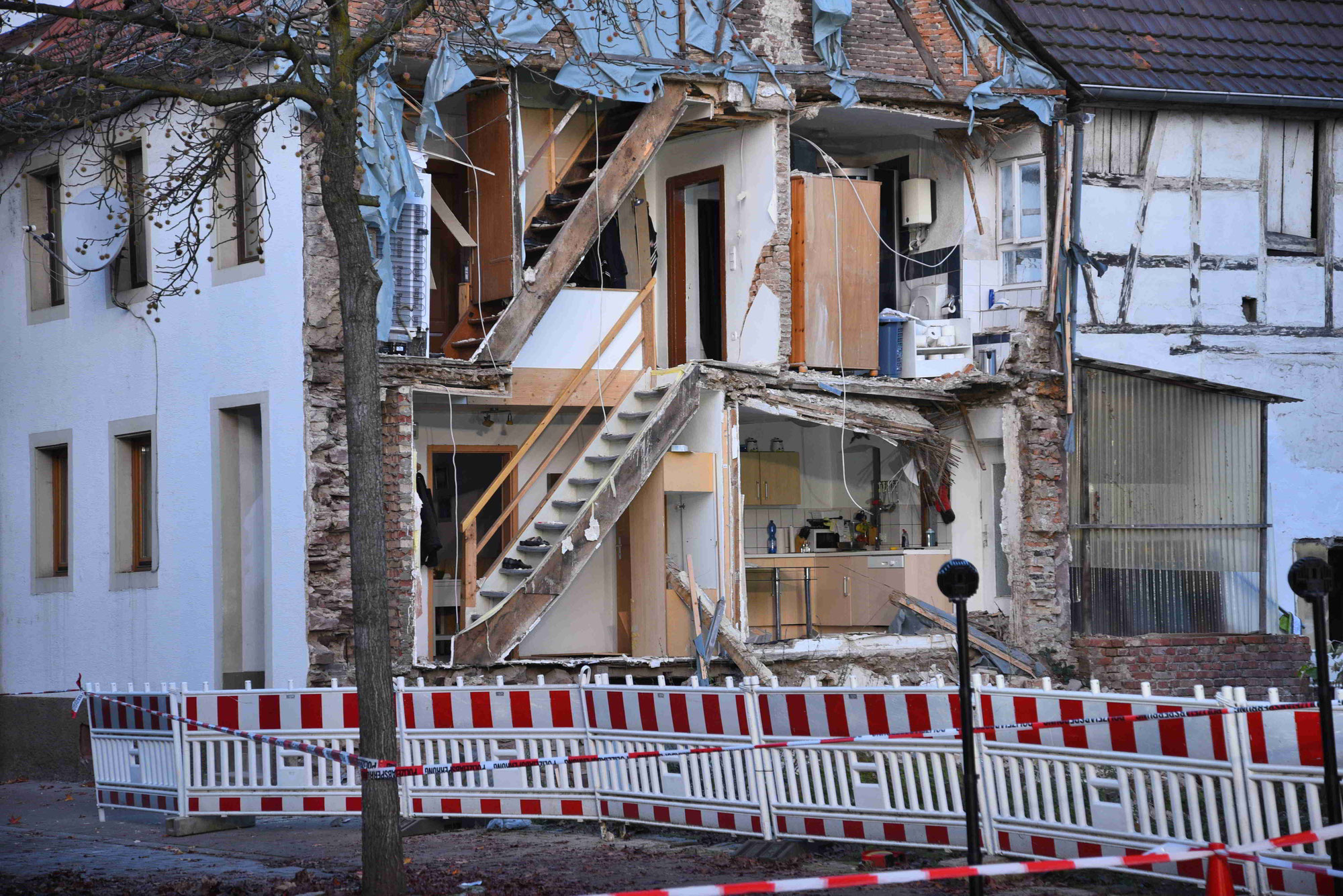 Hausfassade in Wiesloch eingestürzt - Bewohner können sich unverletzt ins Freie retten