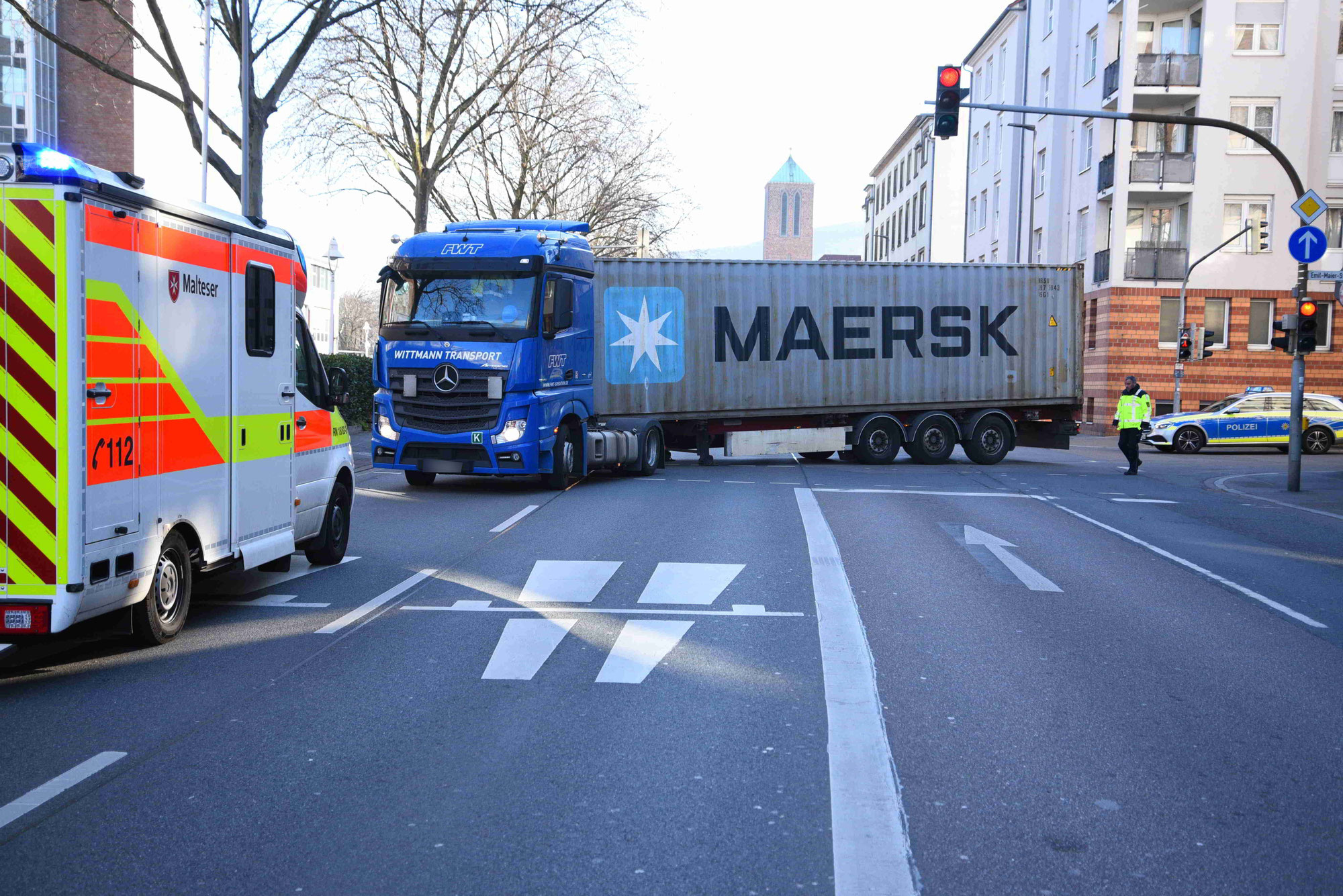 Lkw verliert Sattelauflieger - Verkehrschaos im Stadtteil Bergheim