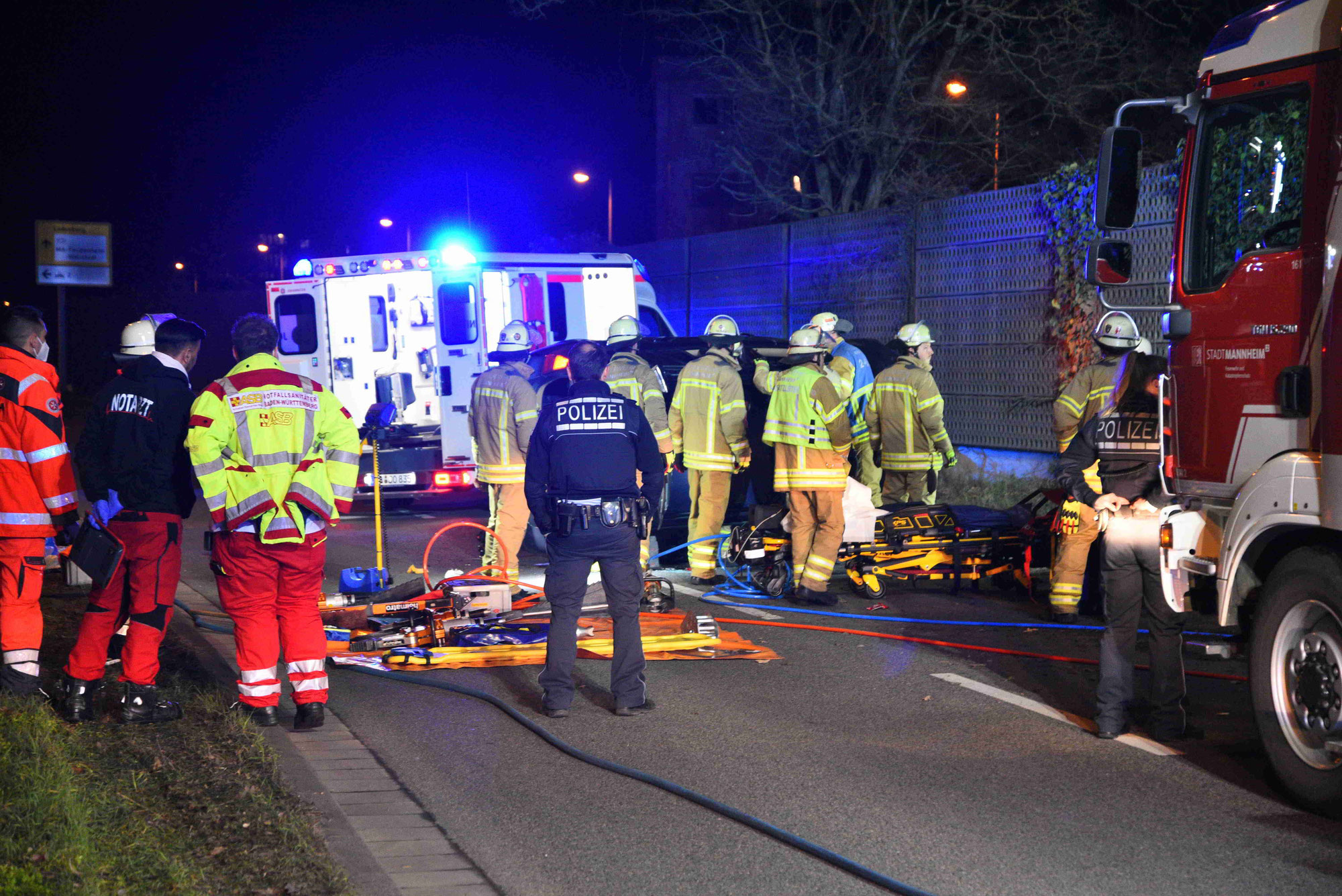 Unfall auf Magdeburger Straße: BMW überschlägt sich nach ruckartigem Fahrstreifenwechsel