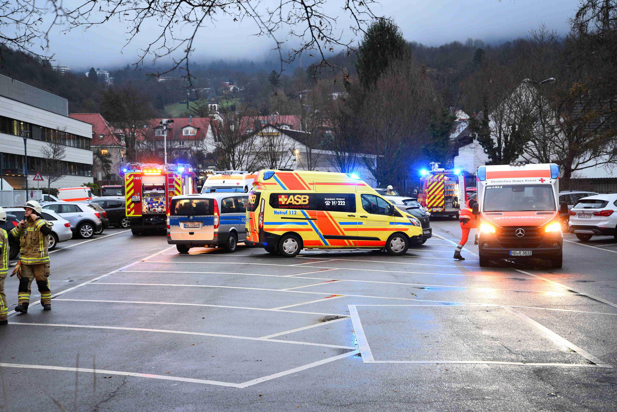 Heidelberg: Autofahrer durchbricht Schranke und rast in Parkplatz von Krankenhaus