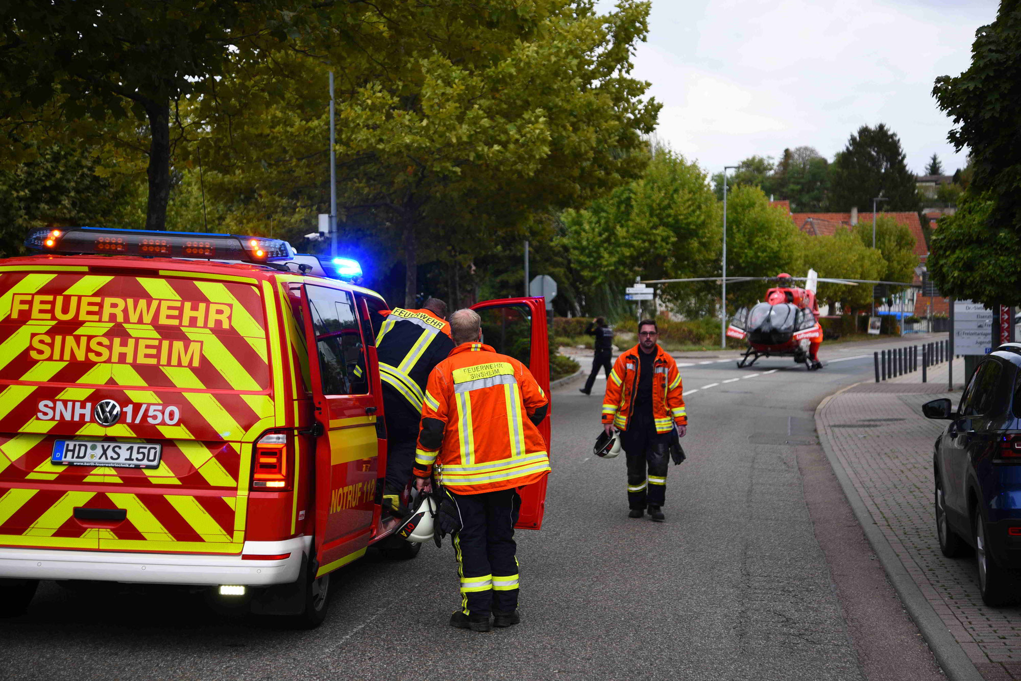 Autofahrer erfasst in Sinsheim eigene Ehefrau und klemmt diese unter dem Auto ein