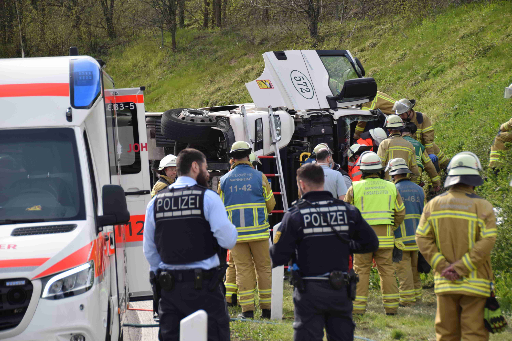 Schwerer LKW-Unfall auf A6 bei Mannheim