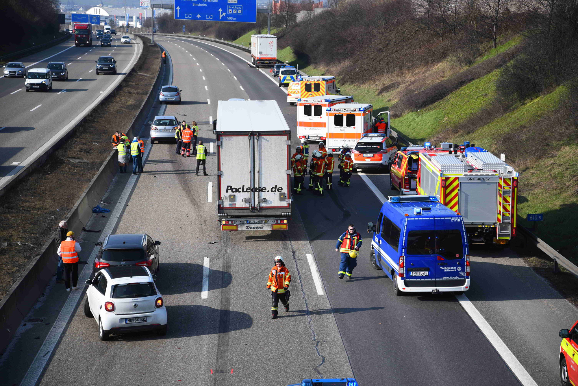 Schwerer Verkehrsunfall auf der A6 bei Sinsheim-Steinsfurt in Richtung Mannheim mit mehreren beteiligten Fahrzeugen und Verletzten