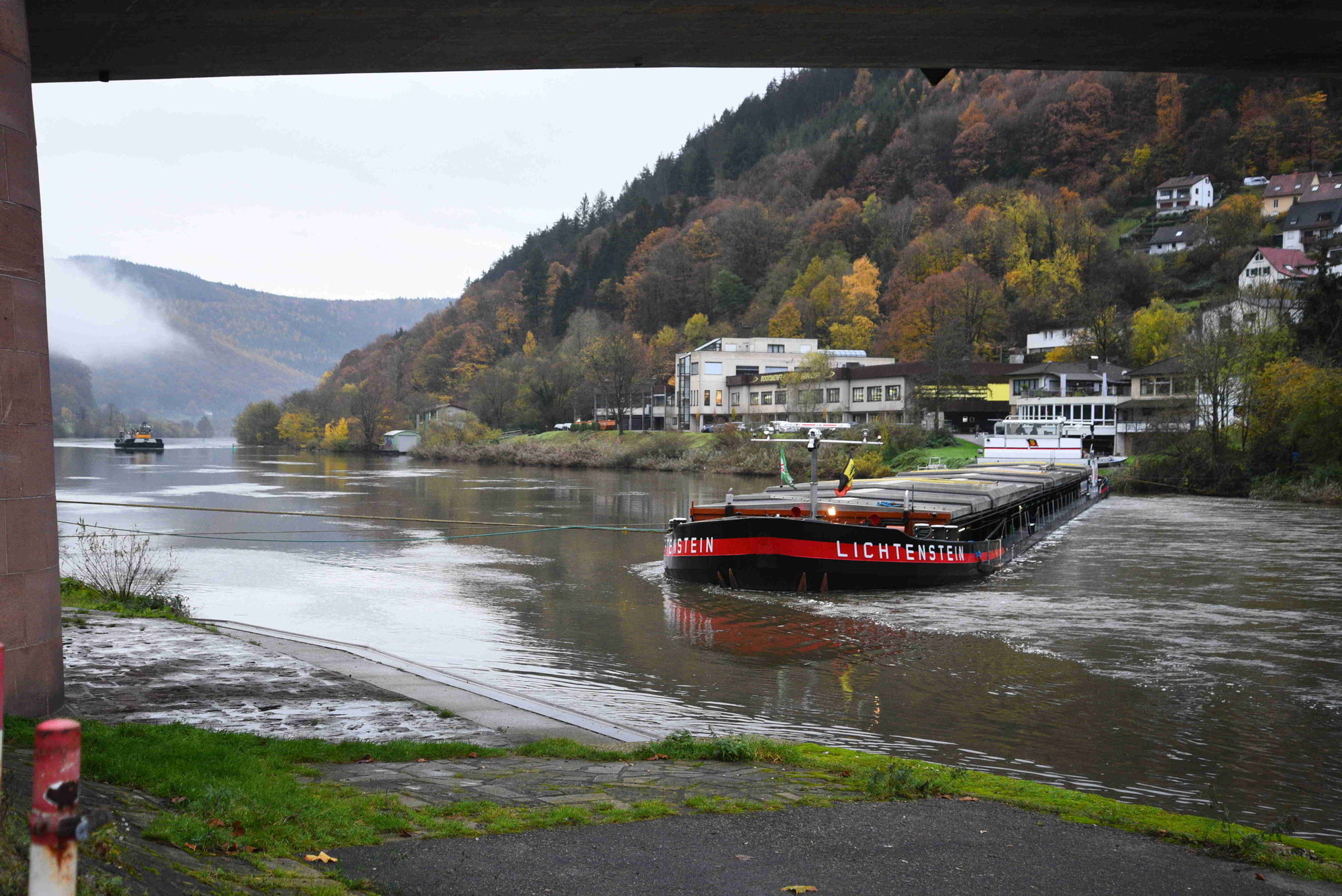 Binnenschiff blockiert den Neckar