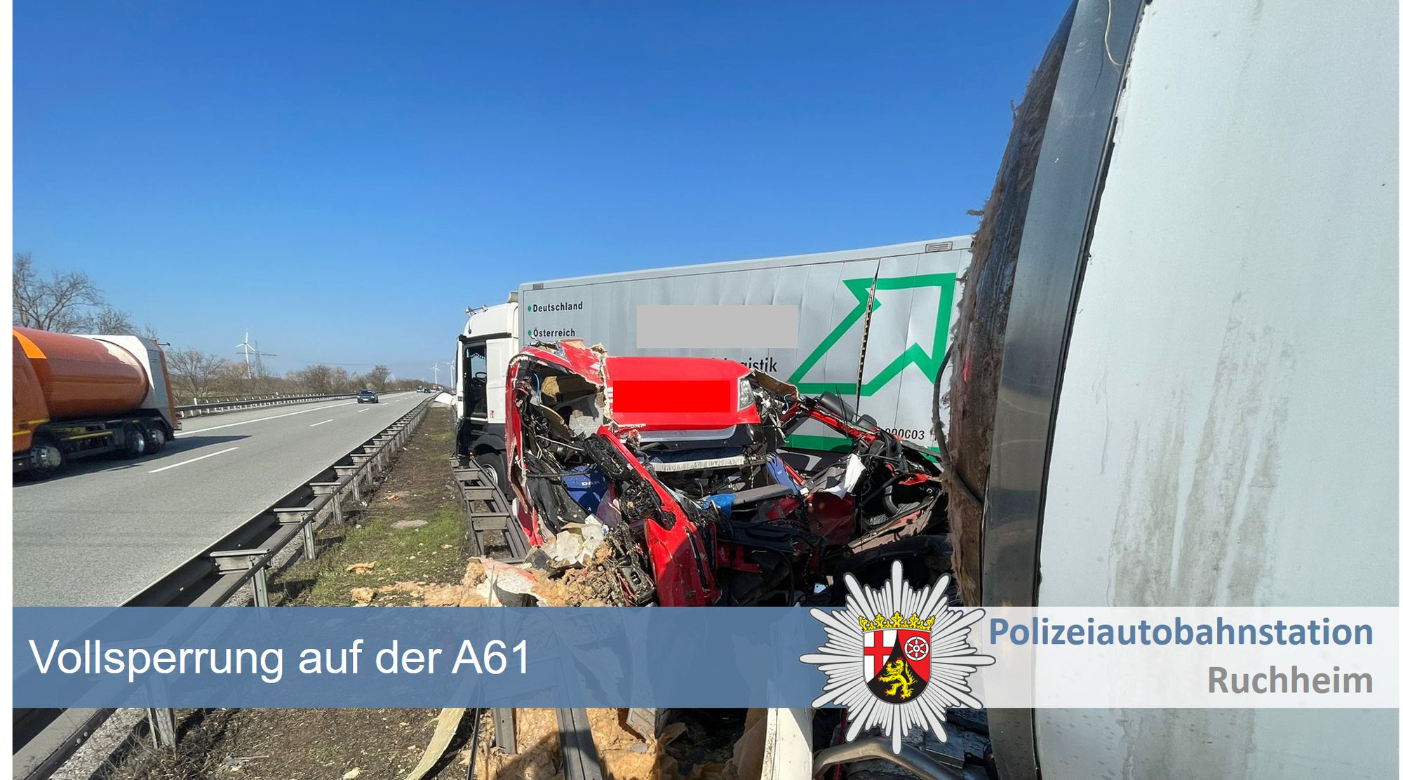 Schwerer Verkehrsunfall auf der A61 führt zu Vollsperrung und drei schwer verletzten Insassen.