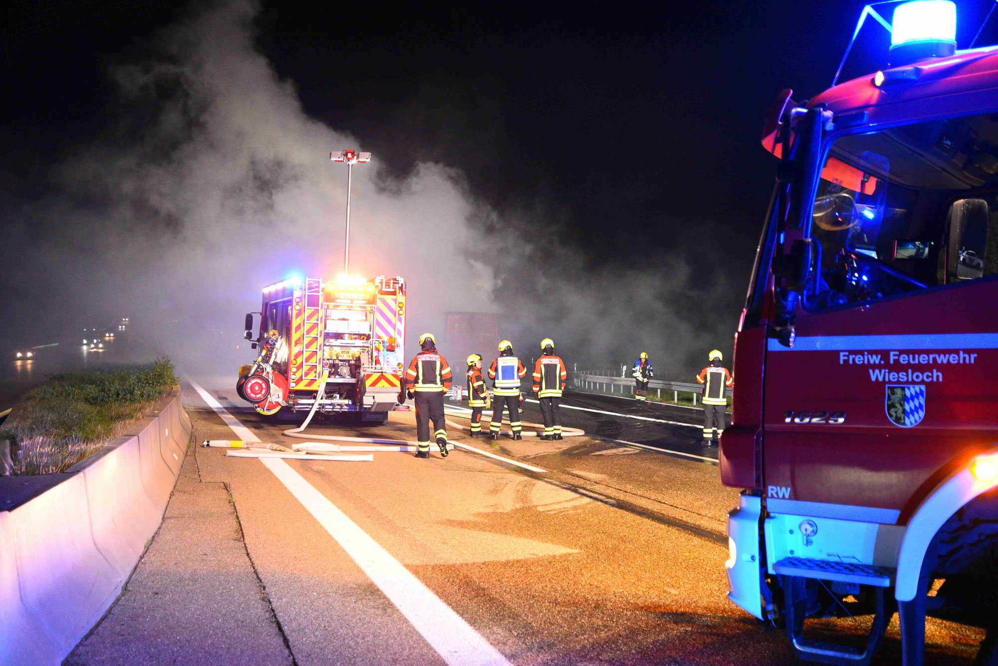 Sattelzug auf der A6 bei Sinsheim in Vollbrand - Richtungsfahrbahn Heilbronn gesperrt