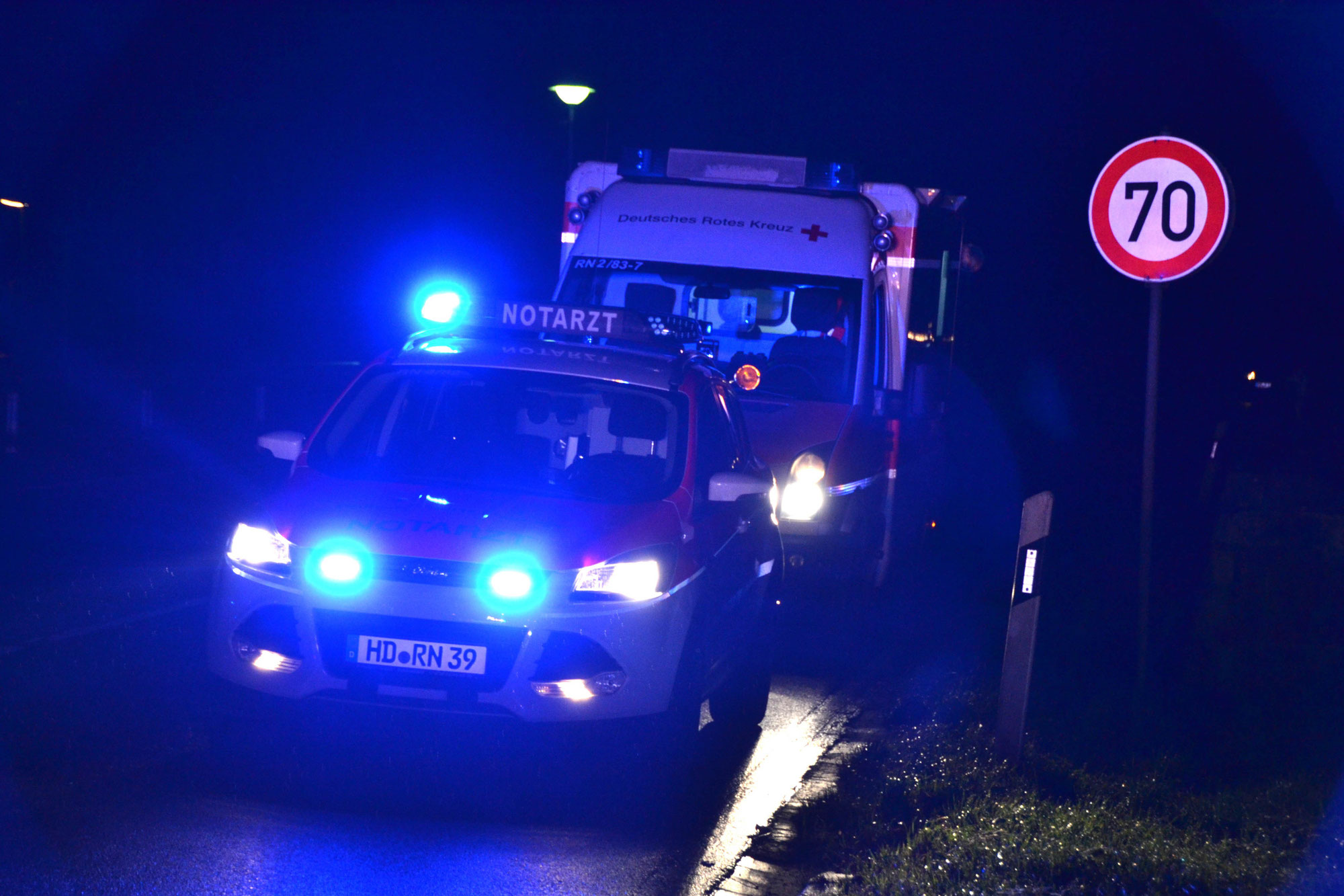 Sulzfeld, B 293: Zwei Schwerverletzte bei Frontalzusammenstoß - Polizei sucht beteiligten Lastwagen