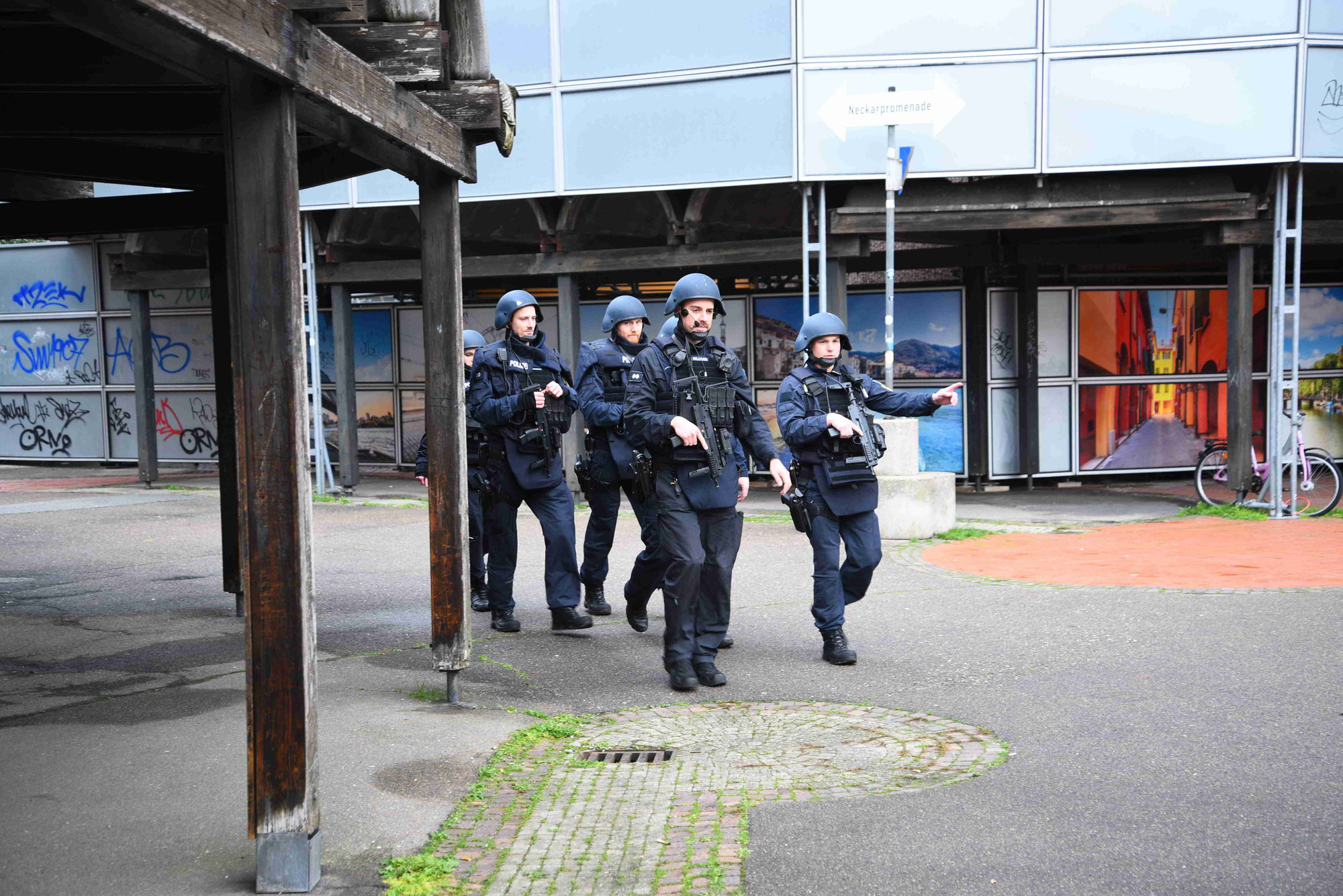 Einsatzkräfte der Polizei überprüfen die Carl-Benz-Schule