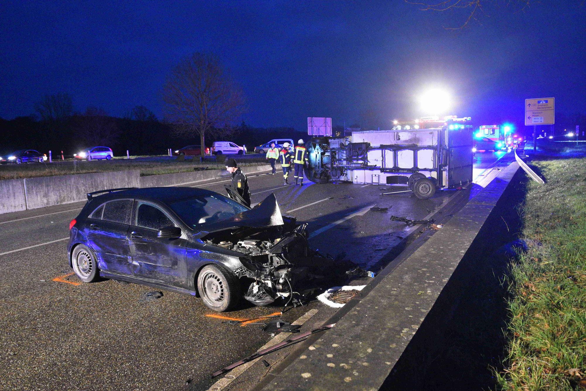 Mauer: Schwerer Unfall auf der B45