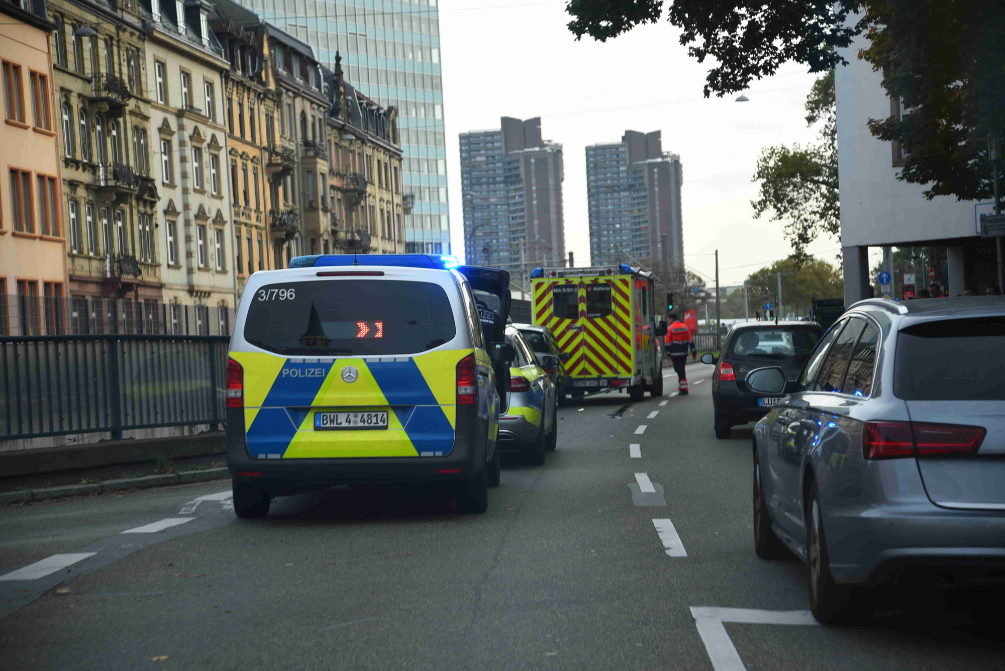 Rettungswagen auf Einsatzfahrt kracht mit Mercedes zusammen