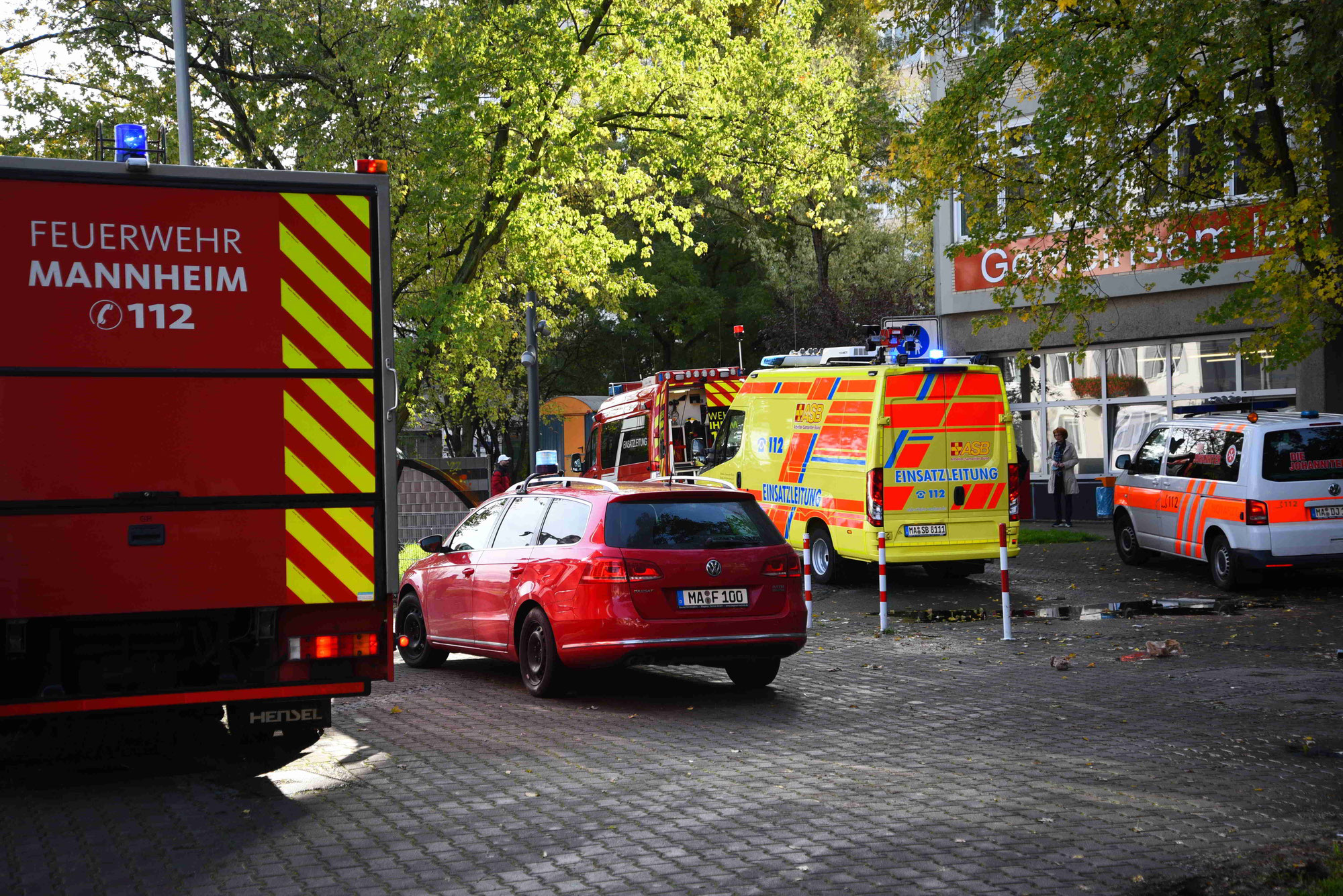 Reizstoff an Schule in Mannheim versprüht - Großeinsatz der Rettungskräfte