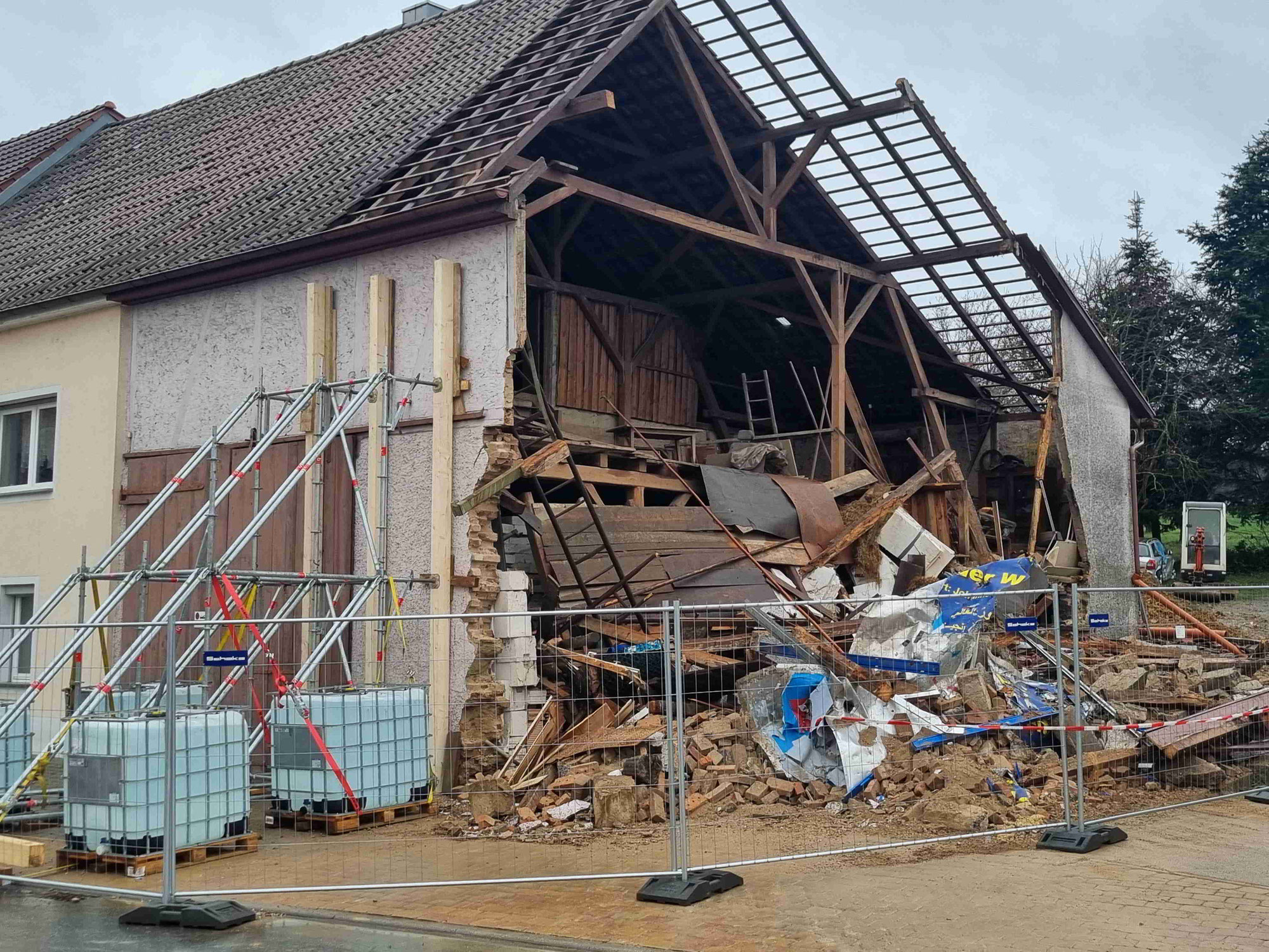 Gebäudeteileinsturz in Billigheim - Hoher Sachschaden