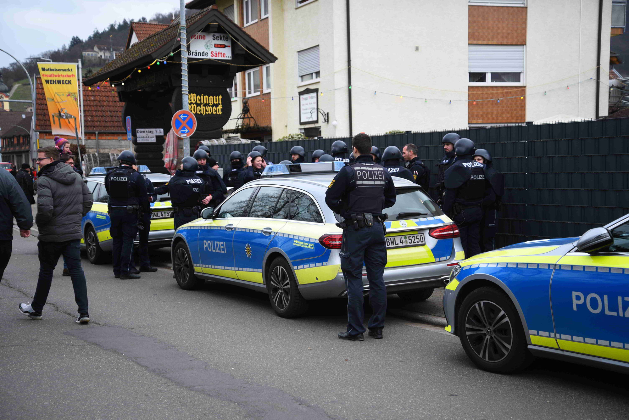 Bombendrohung auf dem Mathaisemarkt - Großeinsatz von Polizei und Rettungskräften