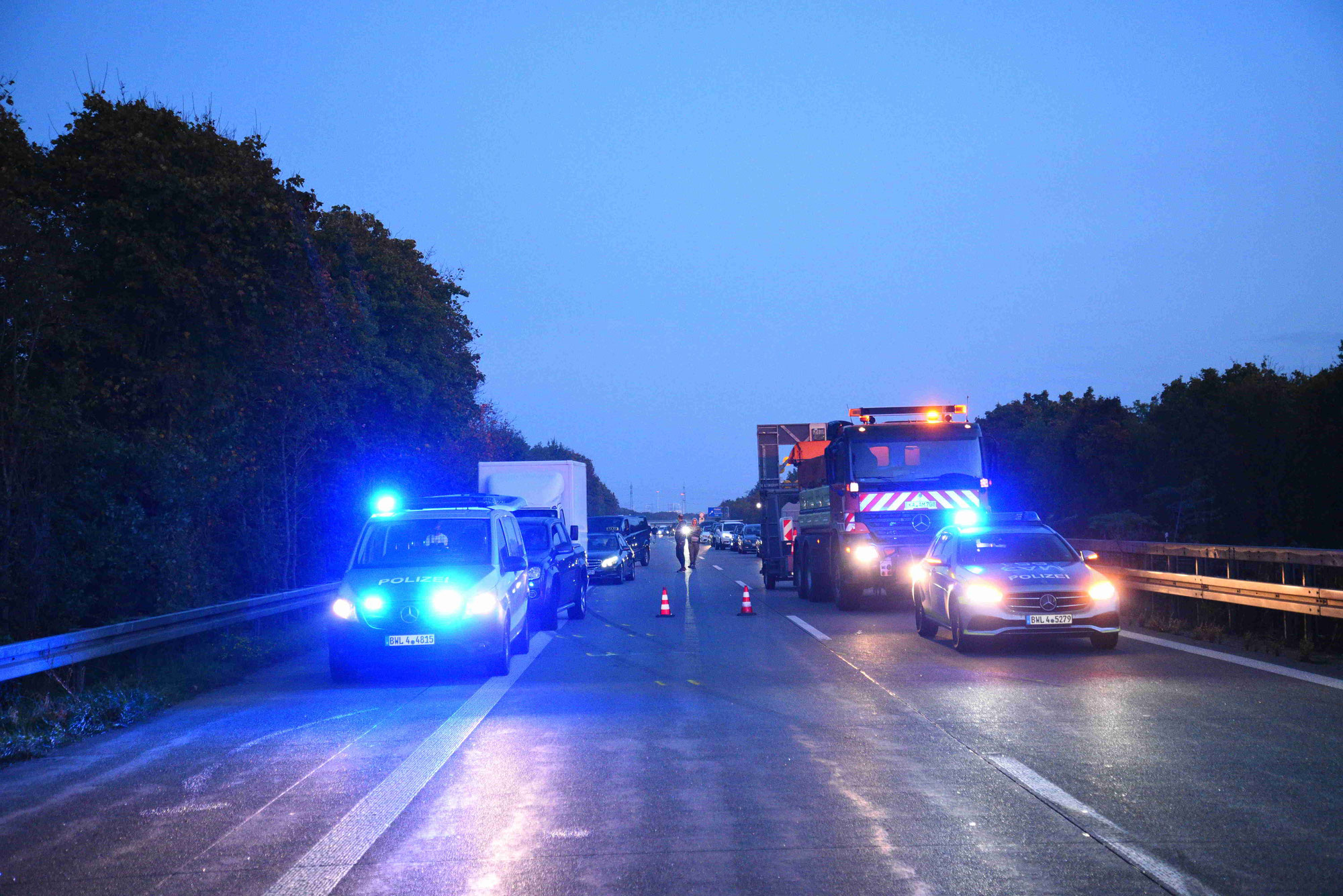 BMW prallt in Klein-Lkw auf der A6 bei Schwetzingen - Richtungsfahrbahn Heilbronn gesperrt