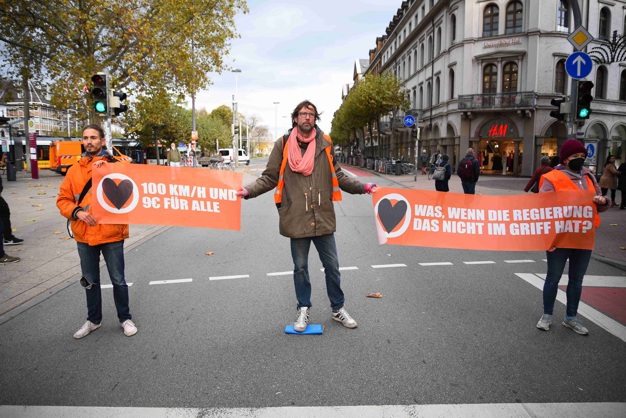 Klimaaktivisten der "Letzten Generation" kleben sich in Heidelberg auf Fahrbahn fest - Verkehrsbehinderungen auch für Linienbusse