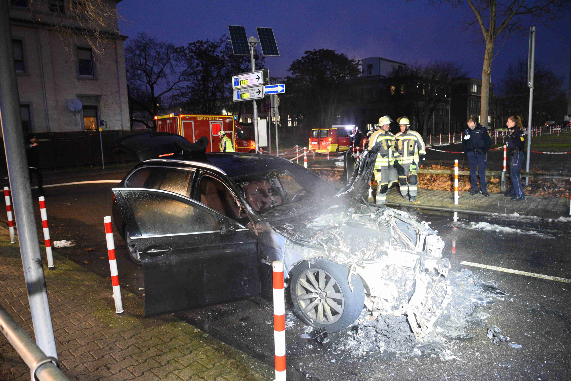 Mannheim: BMW in Brand geraten