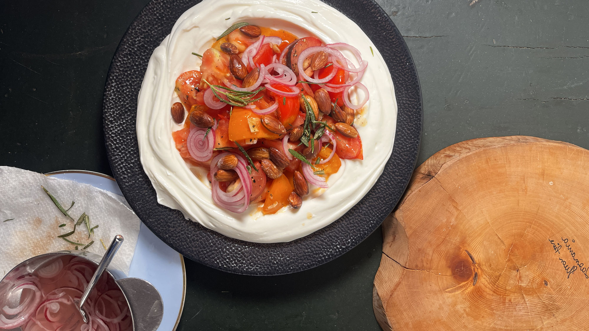 LAUWARMER TOMATENSALAT MIT LABNEH