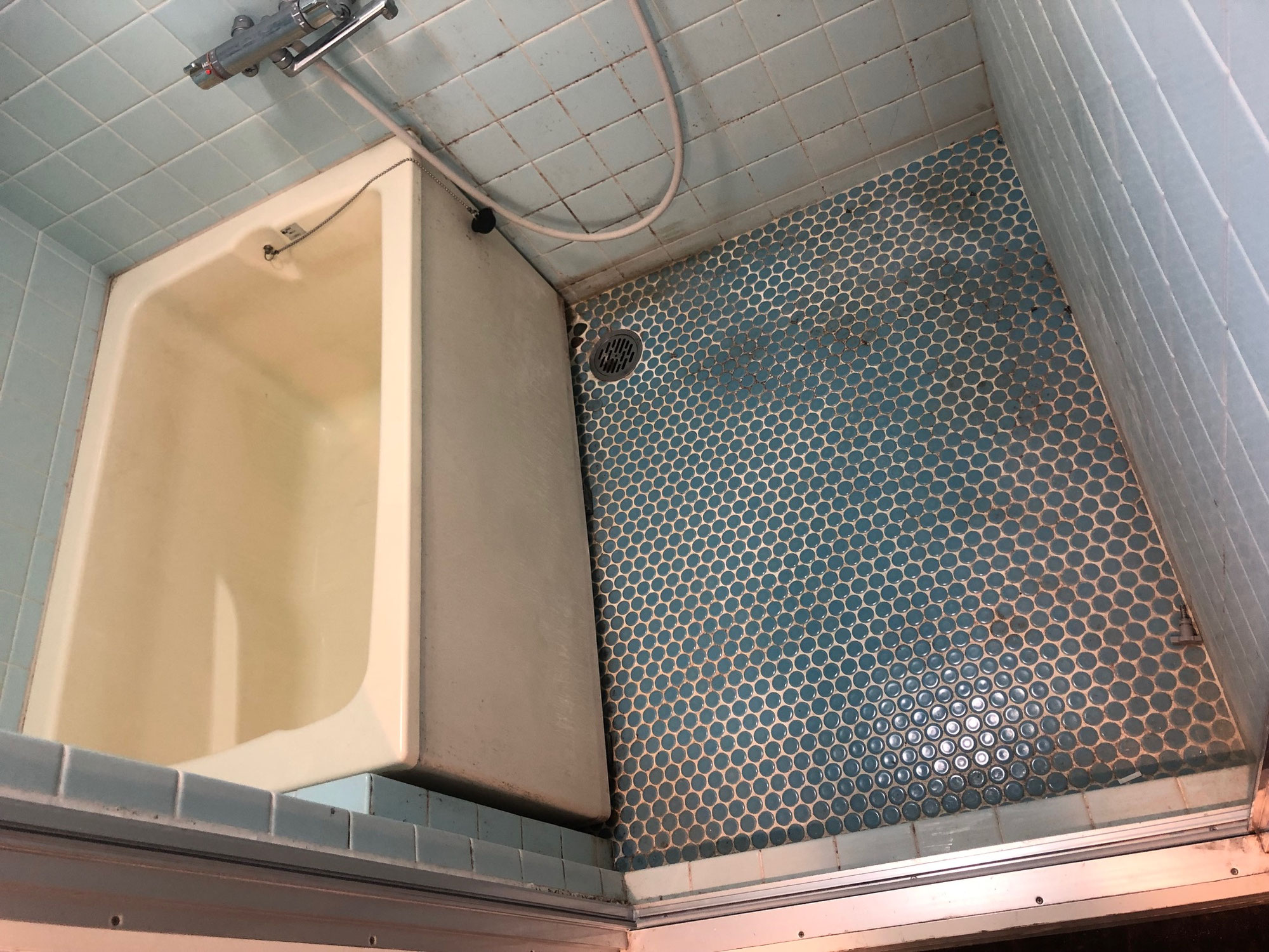 愛媛県新居浜市八雲町にて賃貸マンション在来浴室、壁面タイル塗装、洗い場浴室用シート貼り