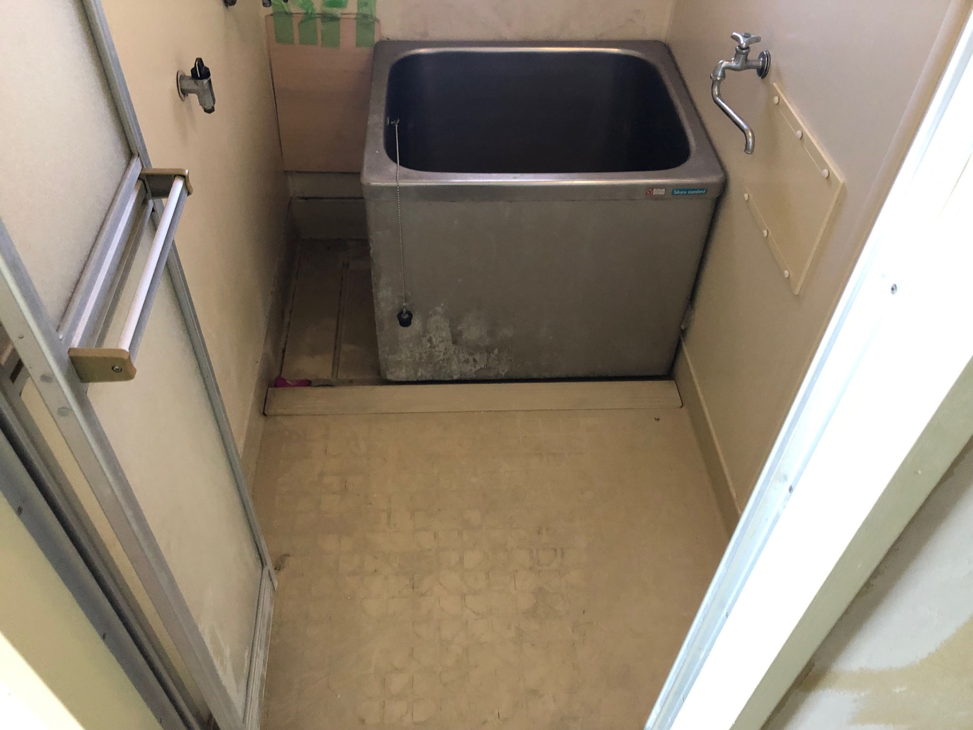 香川県綾歌郡宇多津町にて県営団地ユニットバス壁面錆修理