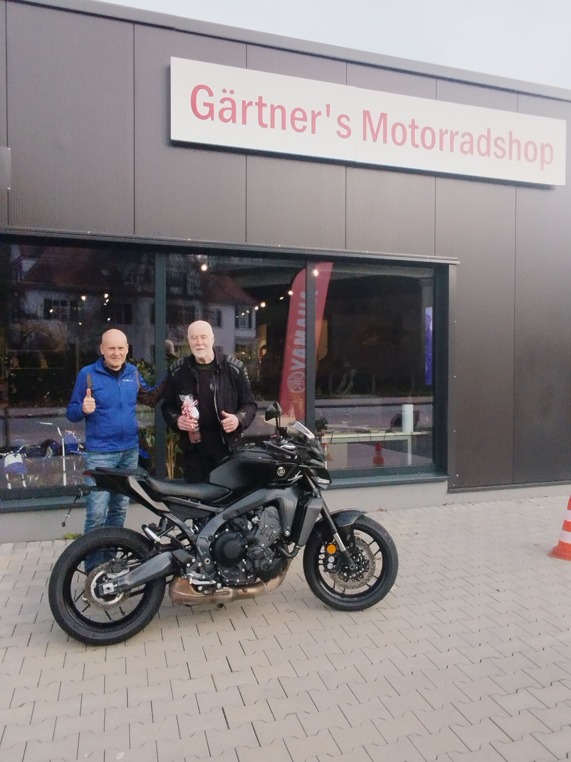 Herzlichen Glückwunsch an unseren langjährigen Tourguide Roland zur neuen MT-09 Y-AMT