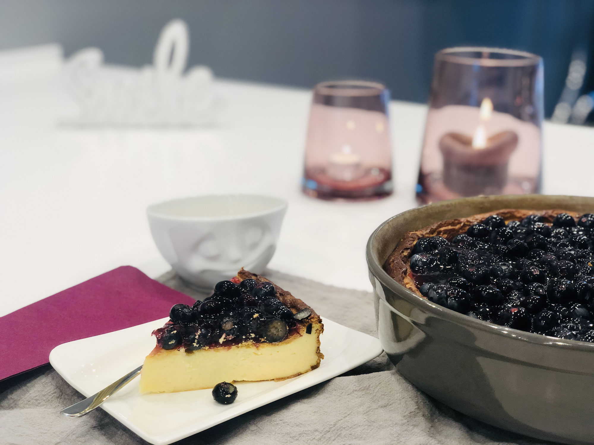 Schmand-Käsekuchen mit Blaubeeren aus der runden Stoneware Kuchenform von Pampered Chef®