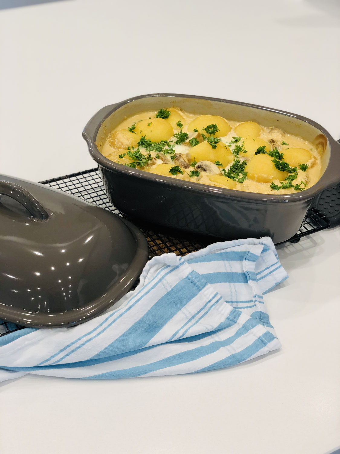 Pampered Chef® All in One Menü - Kartoffelklöße mit Putengeschnetzeltes und Champignons an einer feinen Sahnesauce aus dem Ofenmeister oder dem Grundset
