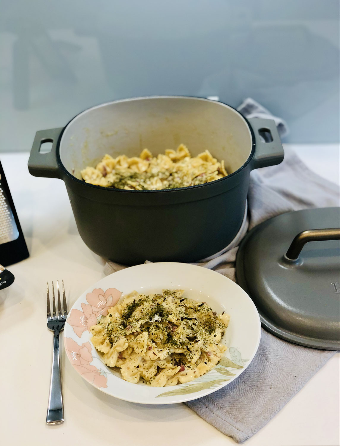 One-Pot-Farfalle Nudeln mit Meerrettich Sahnesauce aus dem Guss Topf von Pampered Chef